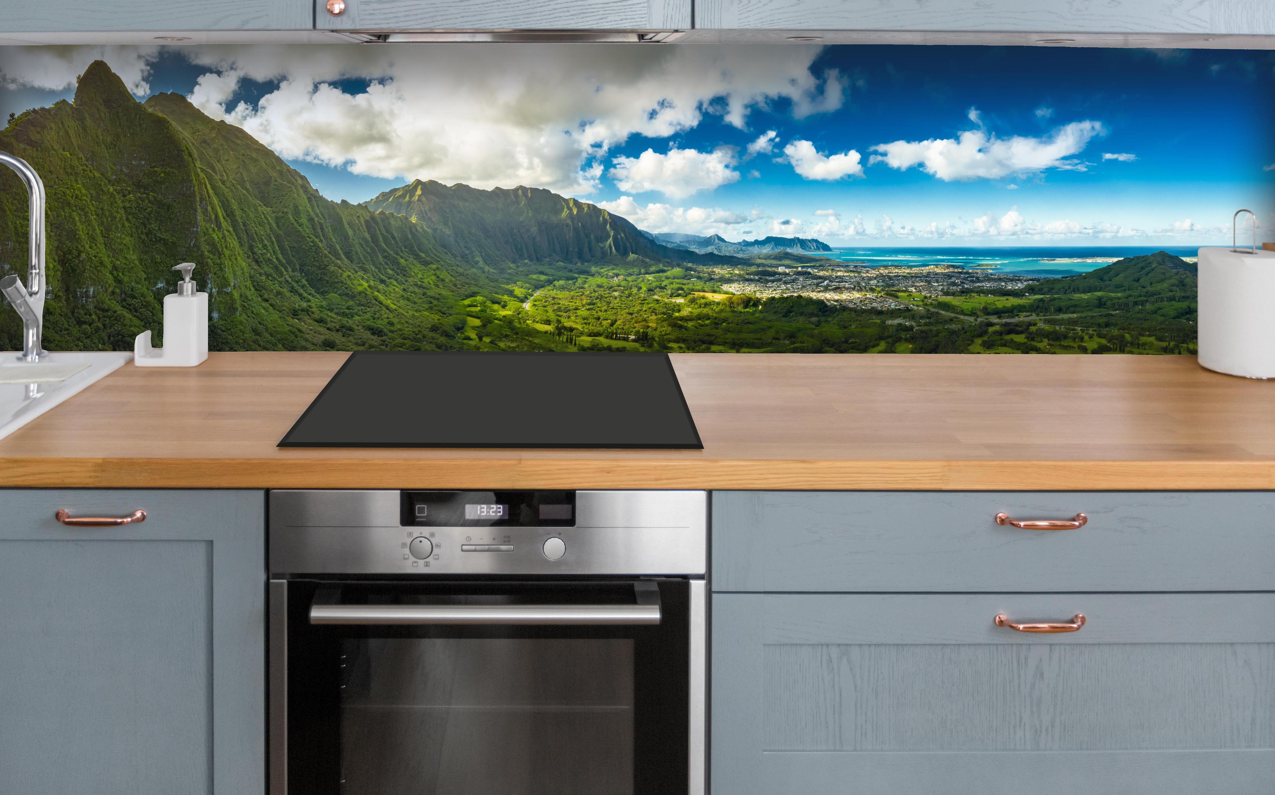 Küche - Pali Lookout Klippen in Hawaii über polierter Holzarbeitsplatte mit Cerankochfeld