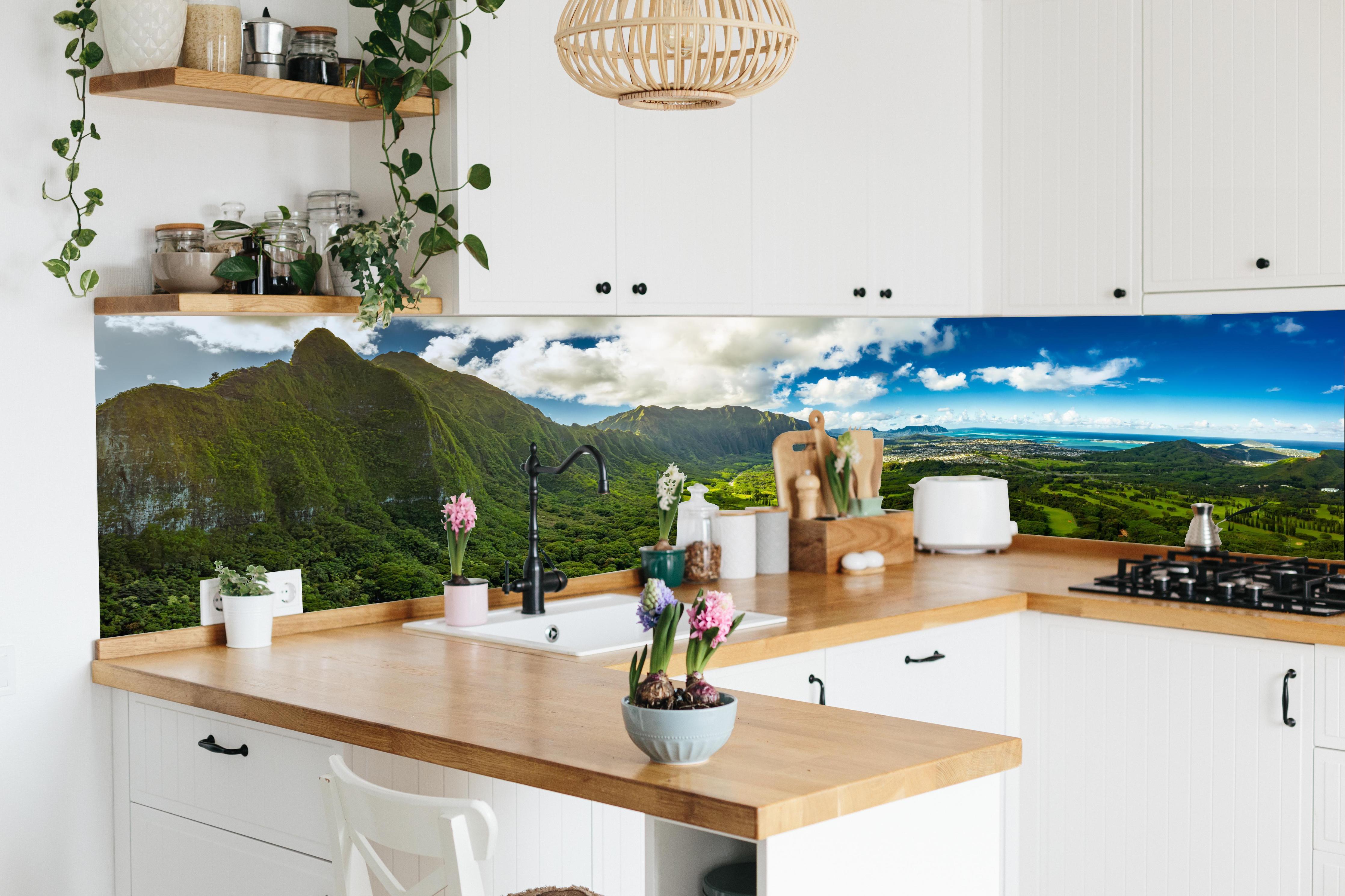Küche - Pali Lookout Klippen in Hawaii in lebendiger Küche mit bunten Blumen