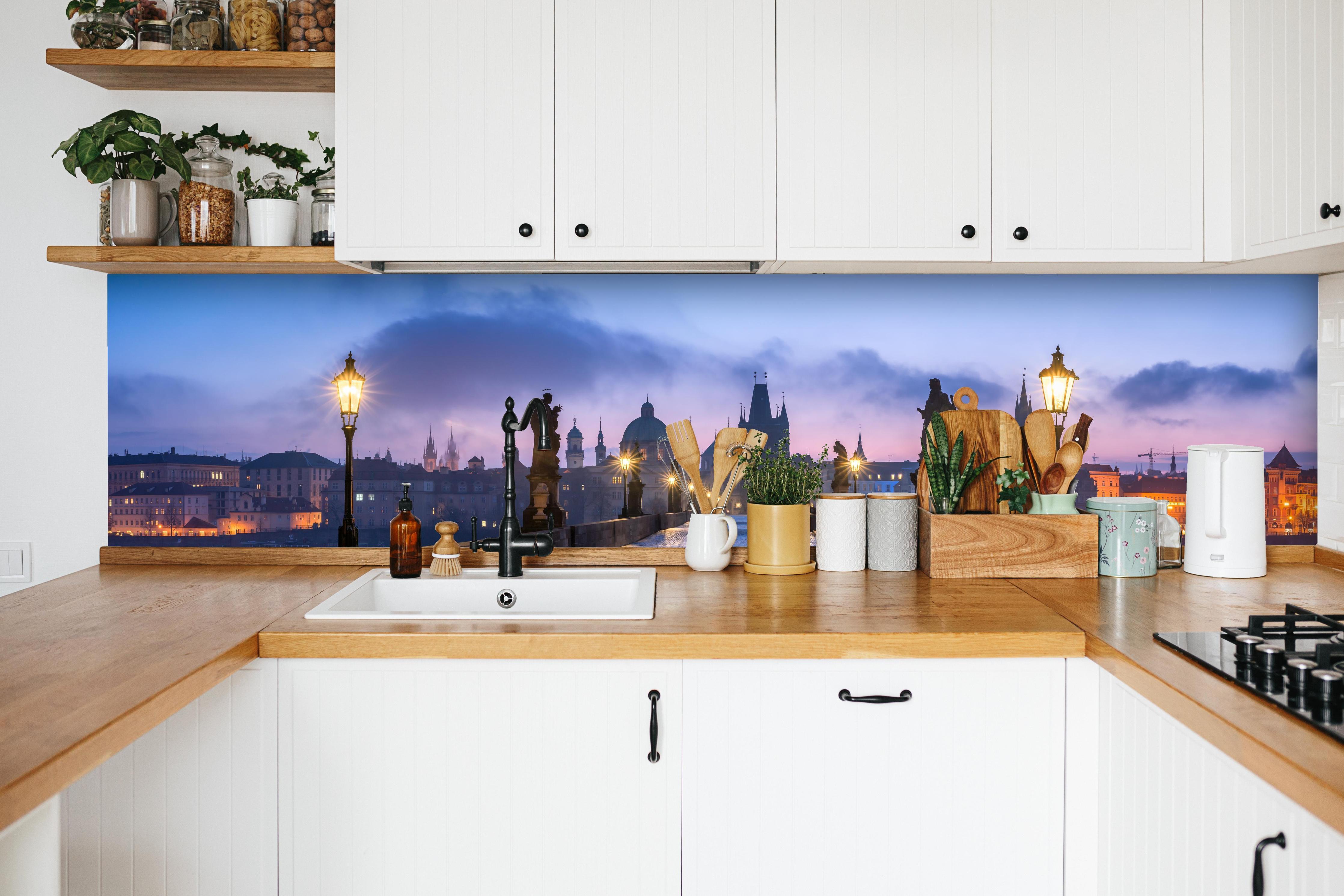 Küche - Panorama der Karlsbrücke in Prag in weißer Küche hinter Gewürzen und Kochlöffeln aus Holz