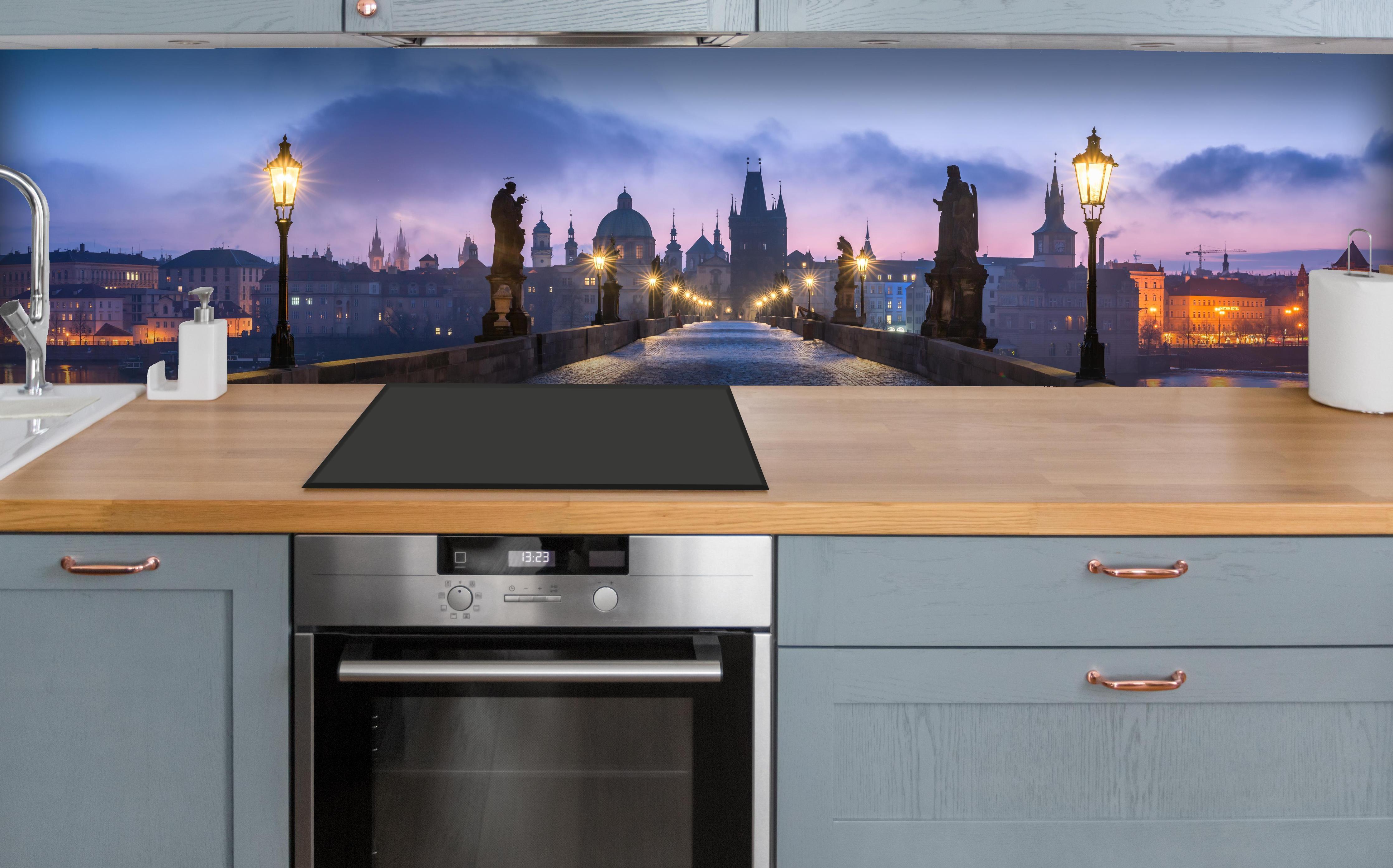 Küche - Panorama der Karlsbrücke in Prag über polierter Holzarbeitsplatte mit Cerankochfeld