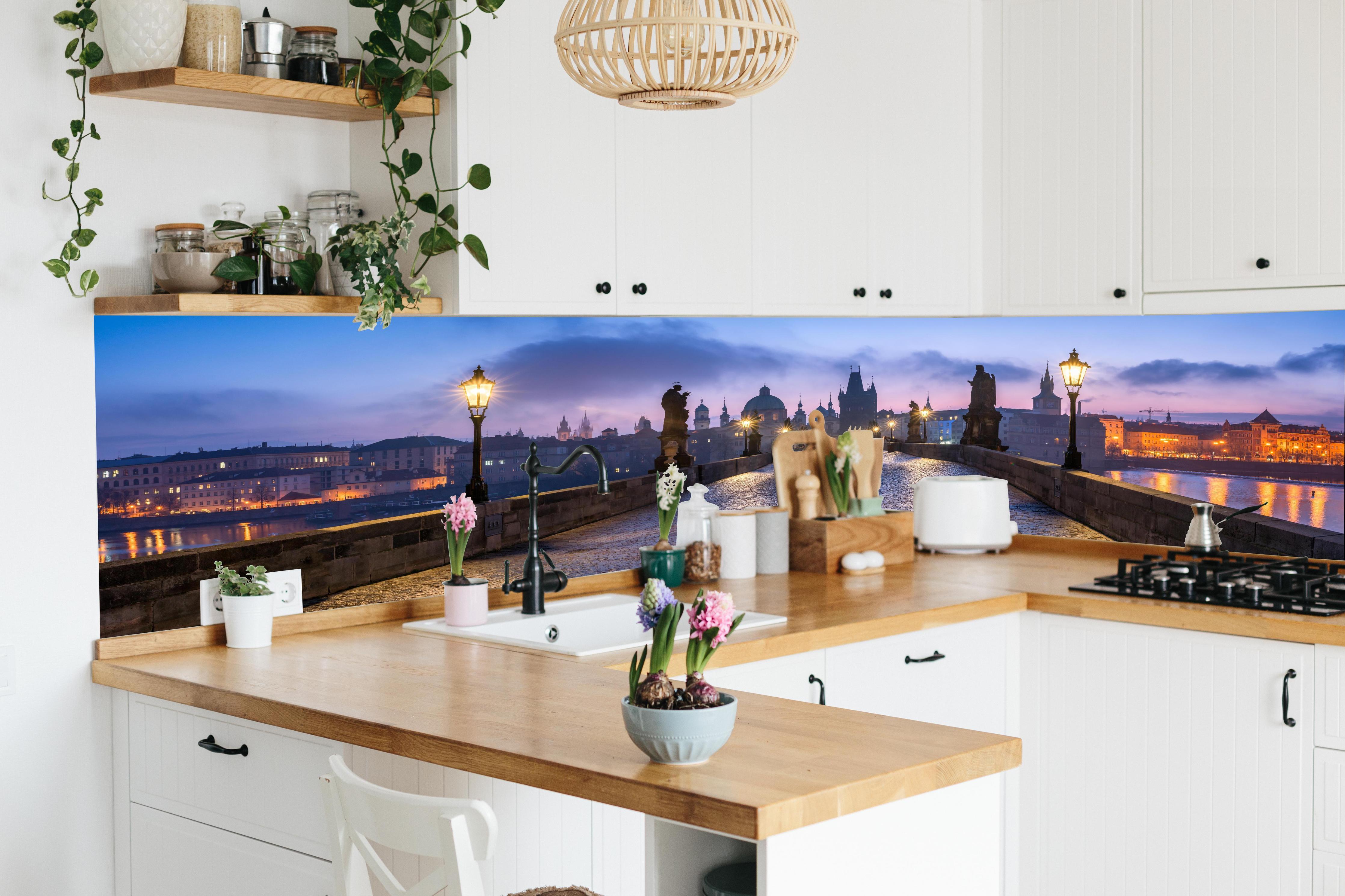 Küche - Panorama der Karlsbrücke in Prag in lebendiger Küche mit bunten Blumen