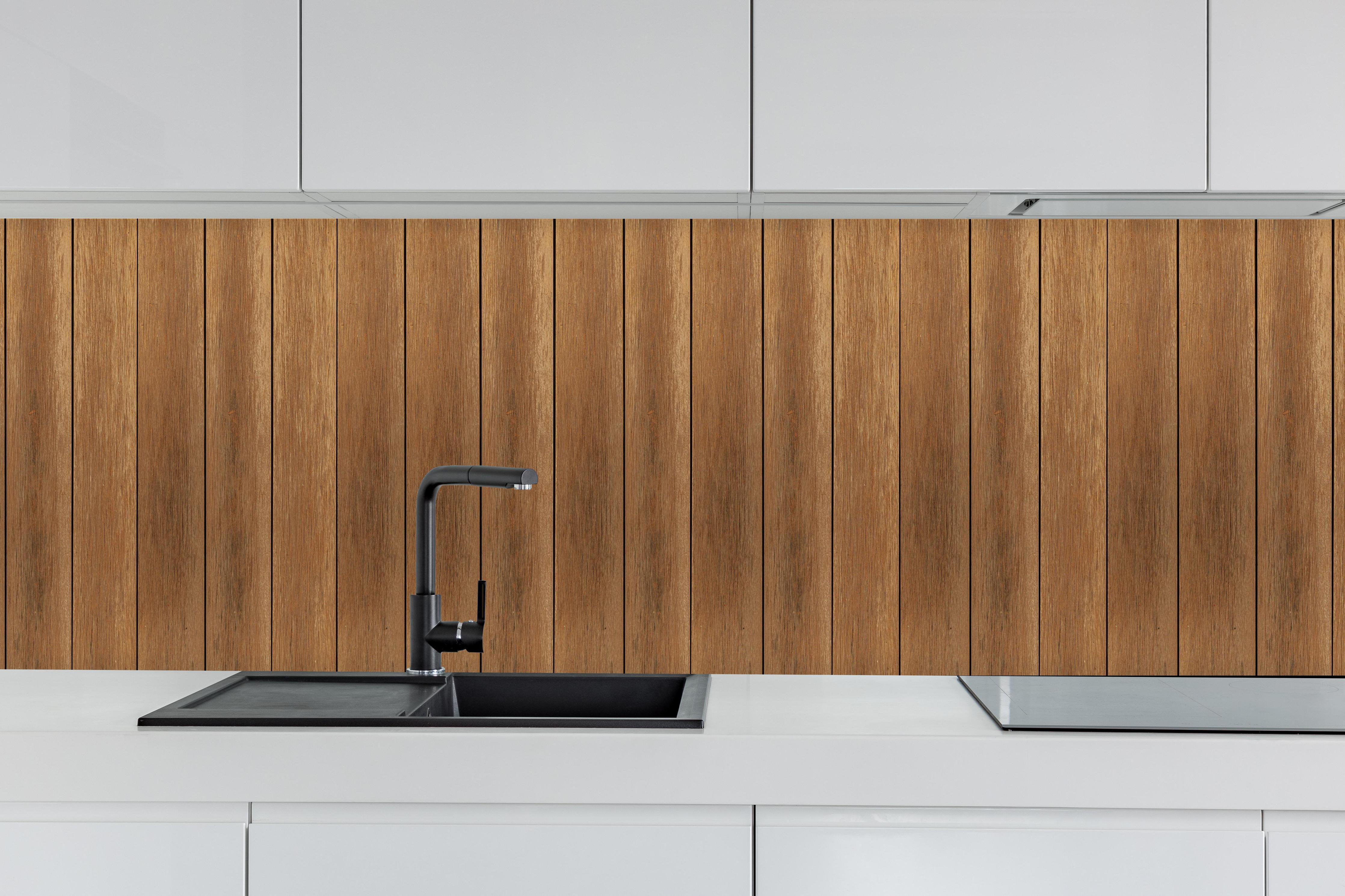 Küche - Panorama der braunen Vintage Holzwand hinter weißen Hochglanz-Küchenregalen und schwarzem Wasserhahn