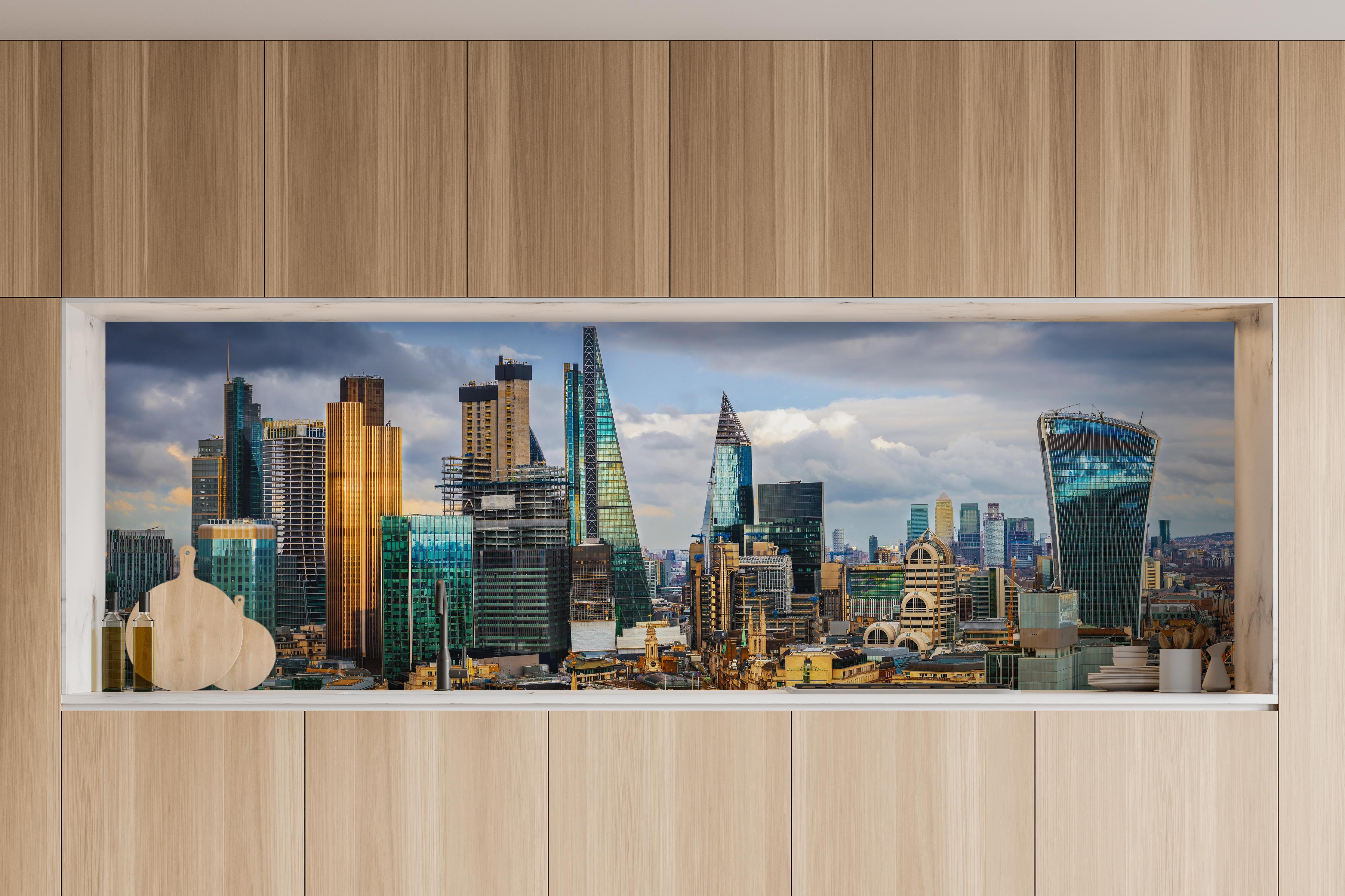 Küche - Panorama von London in charakteristischer Vollholz-Küche mit modernem Gasherd