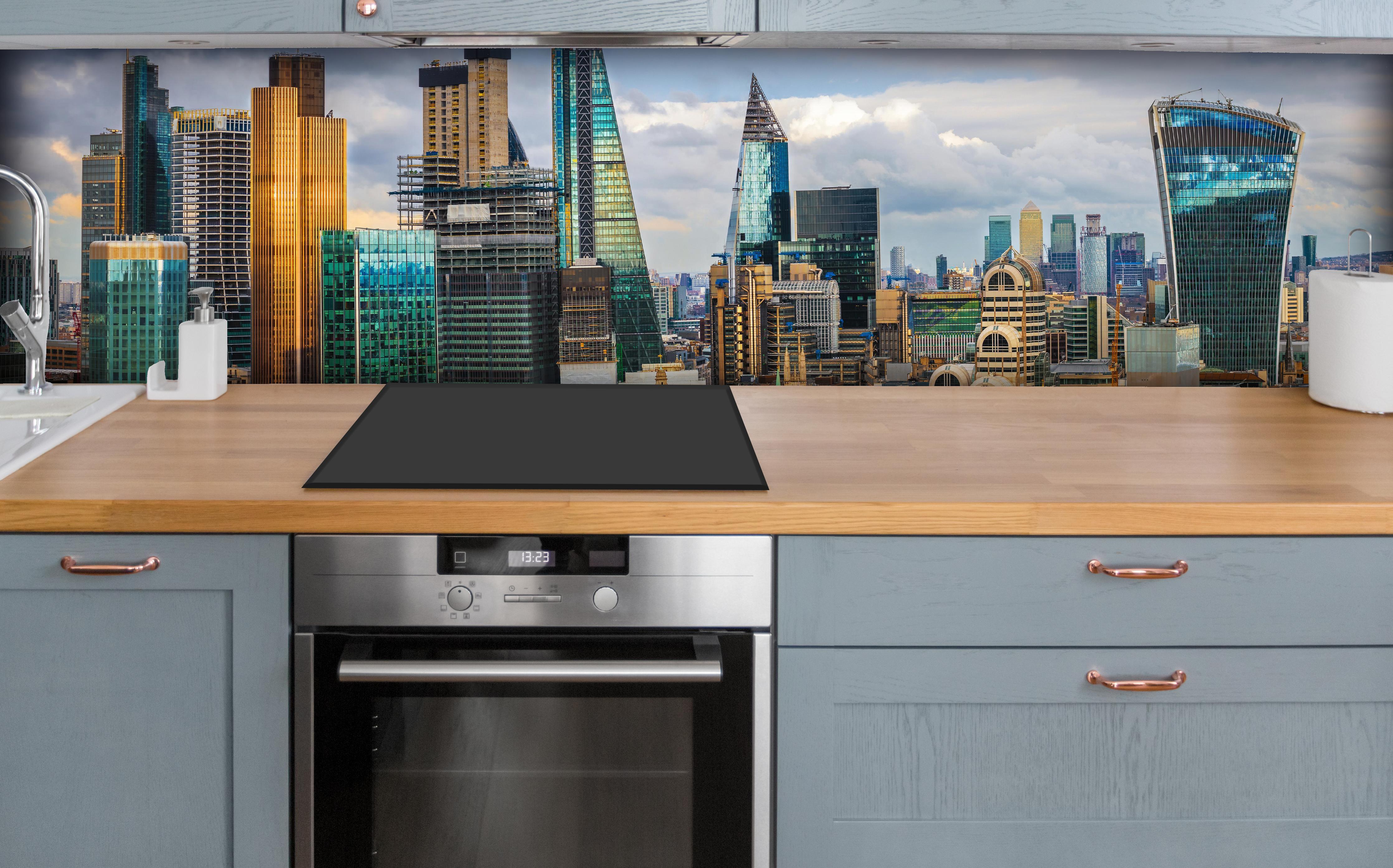 Küche - Panorama von London über polierter Holzarbeitsplatte mit Cerankochfeld