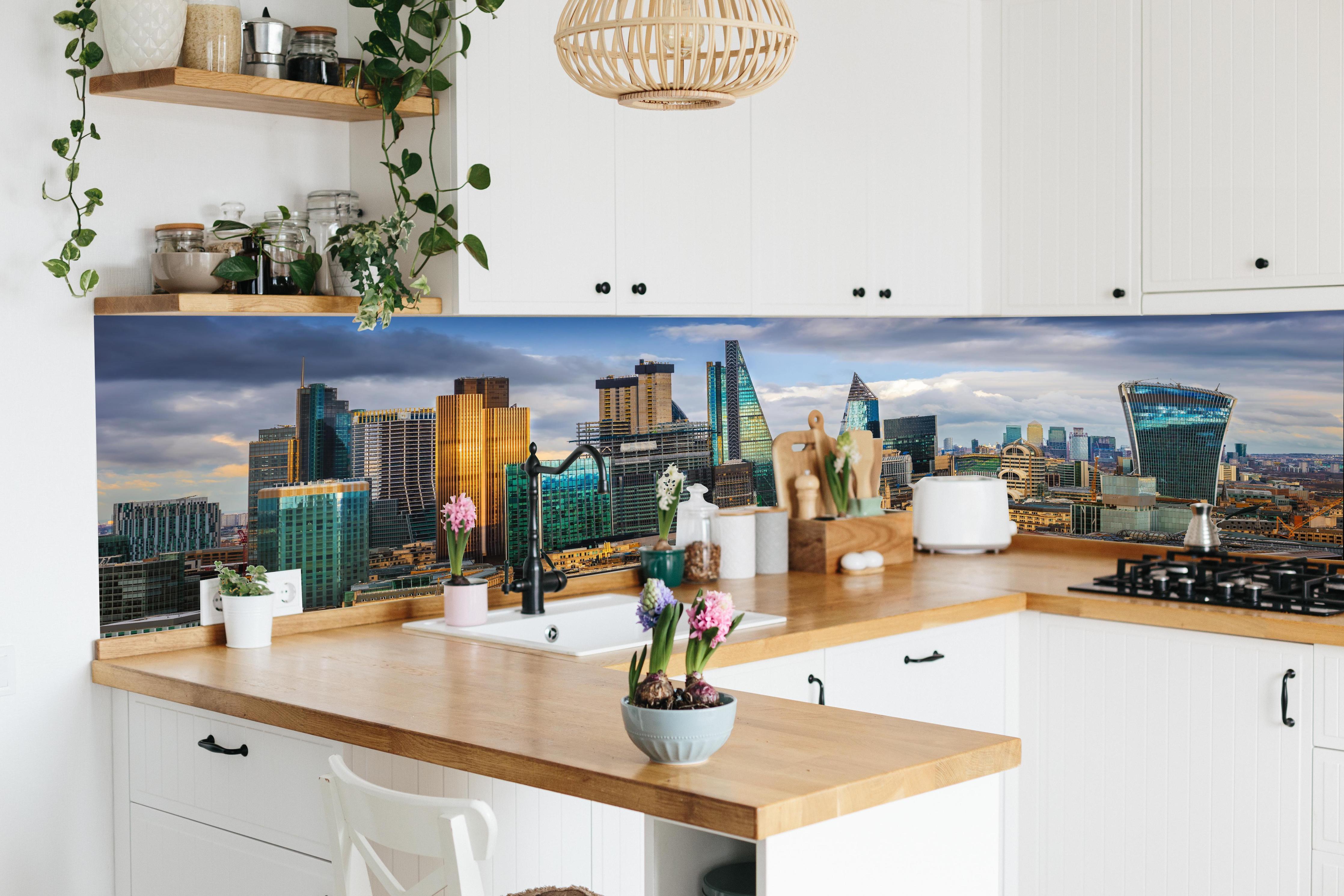 Küche - Panorama von London in lebendiger Küche mit bunten Blumen