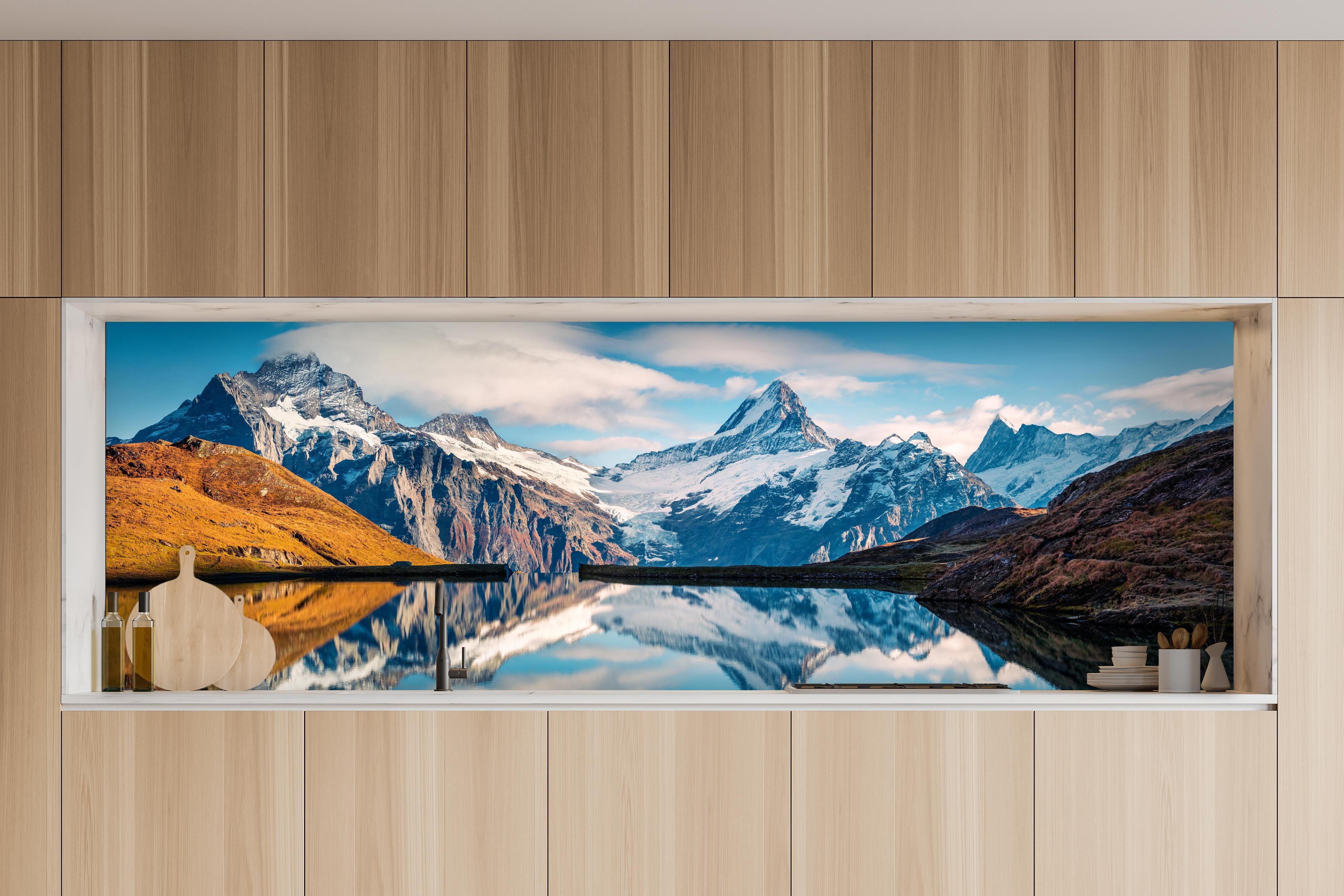 Küche - Panoramablick auf Bachalpsee in charakteristischer Vollholz-Küche mit modernem Gasherd