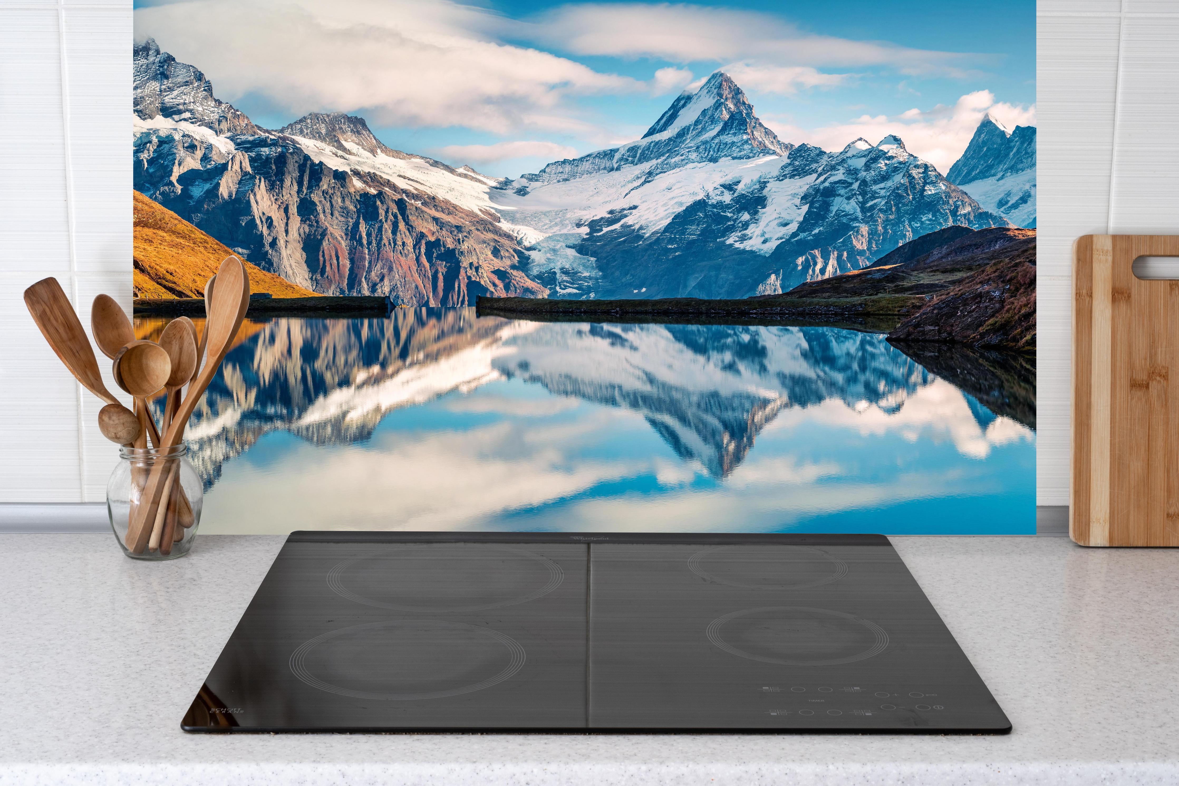 Küche - Panoramablick auf Bachalpsee hinter Cerankochfeld und Holz-Kochutensilien