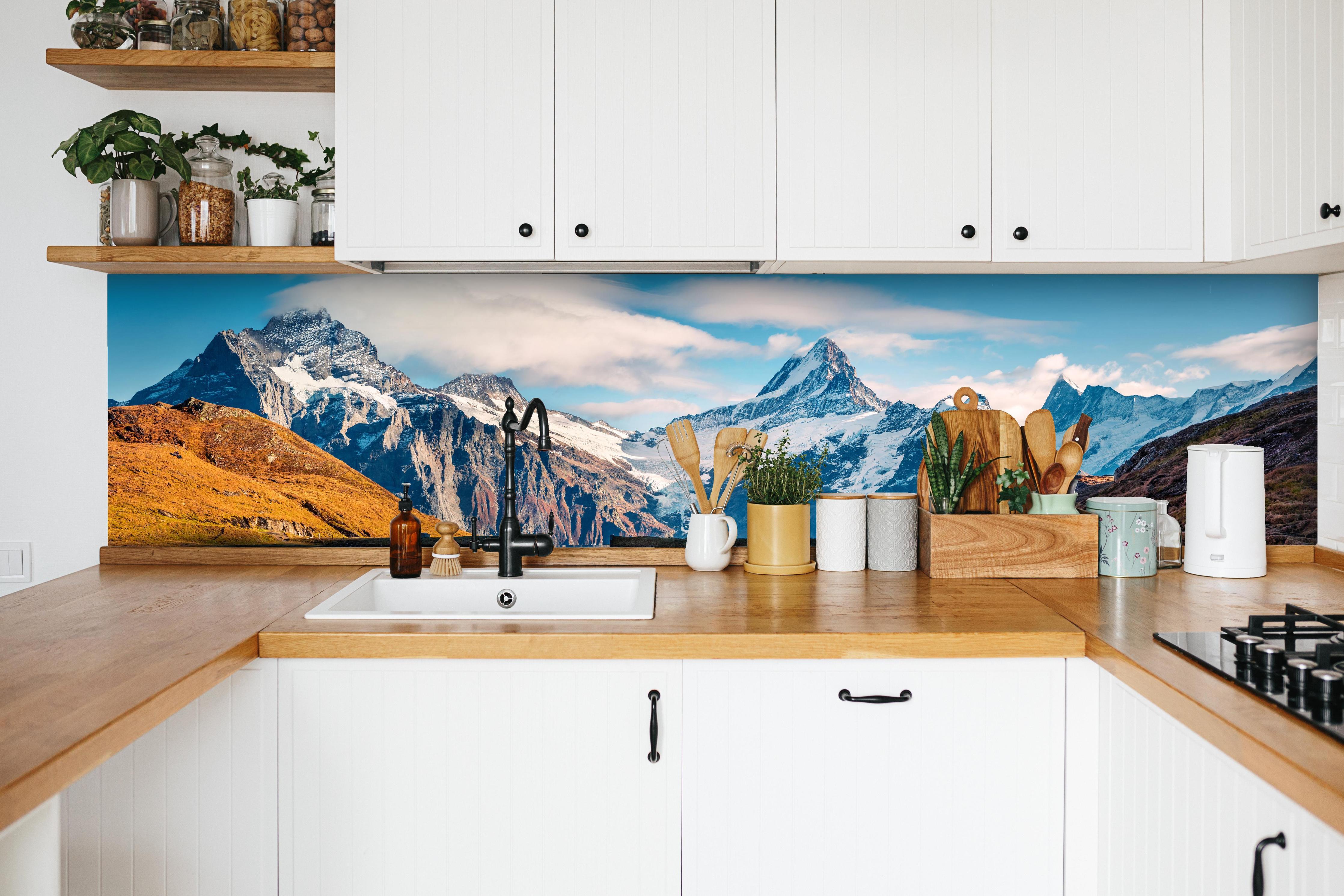 Küche - Panoramablick auf Bachalpsee in weißer Küche hinter Gewürzen und Kochlöffeln aus Holz