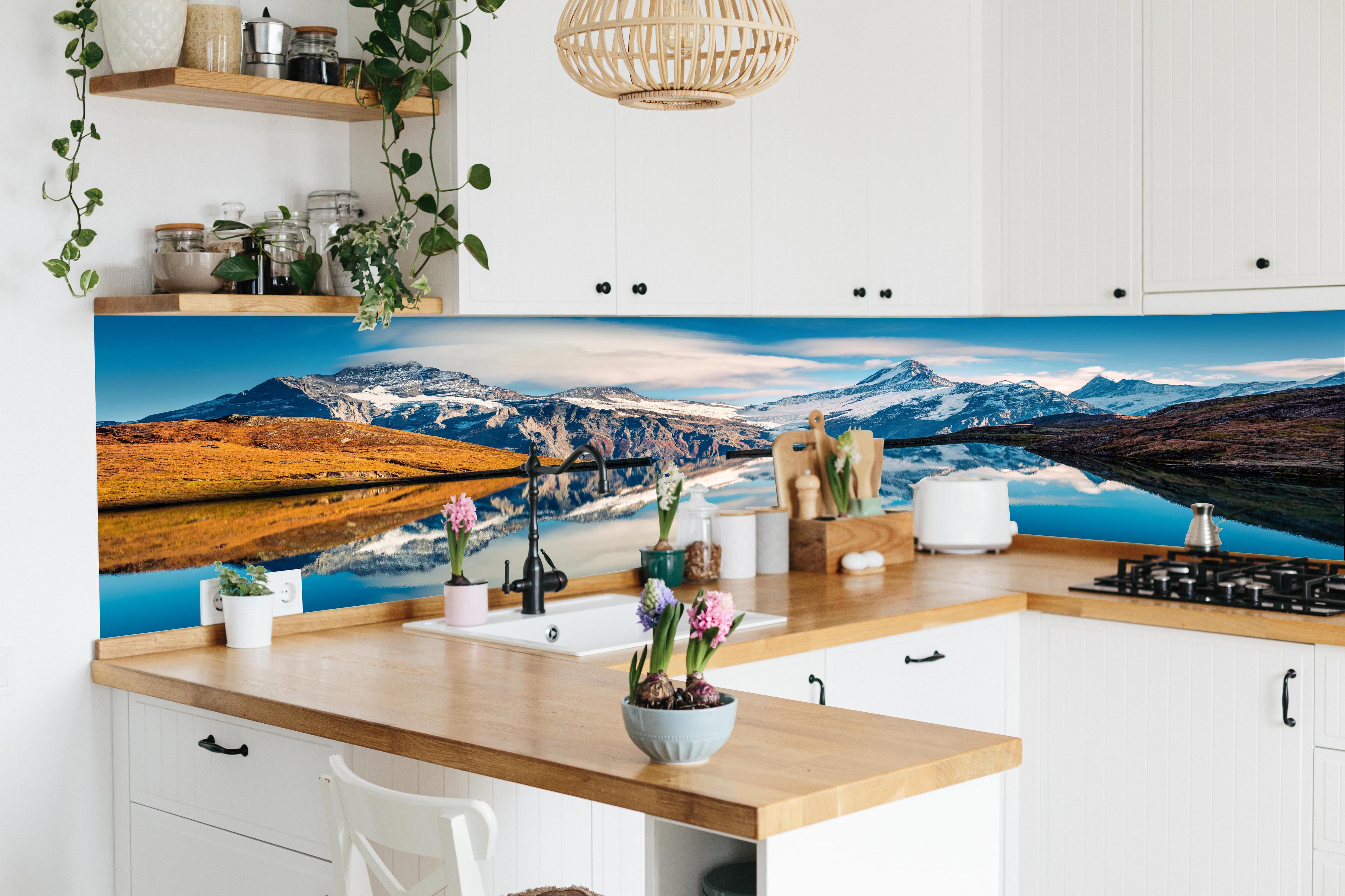 Küche - Panoramablick auf Bachalpsee in lebendiger Küche mit bunten Blumen
