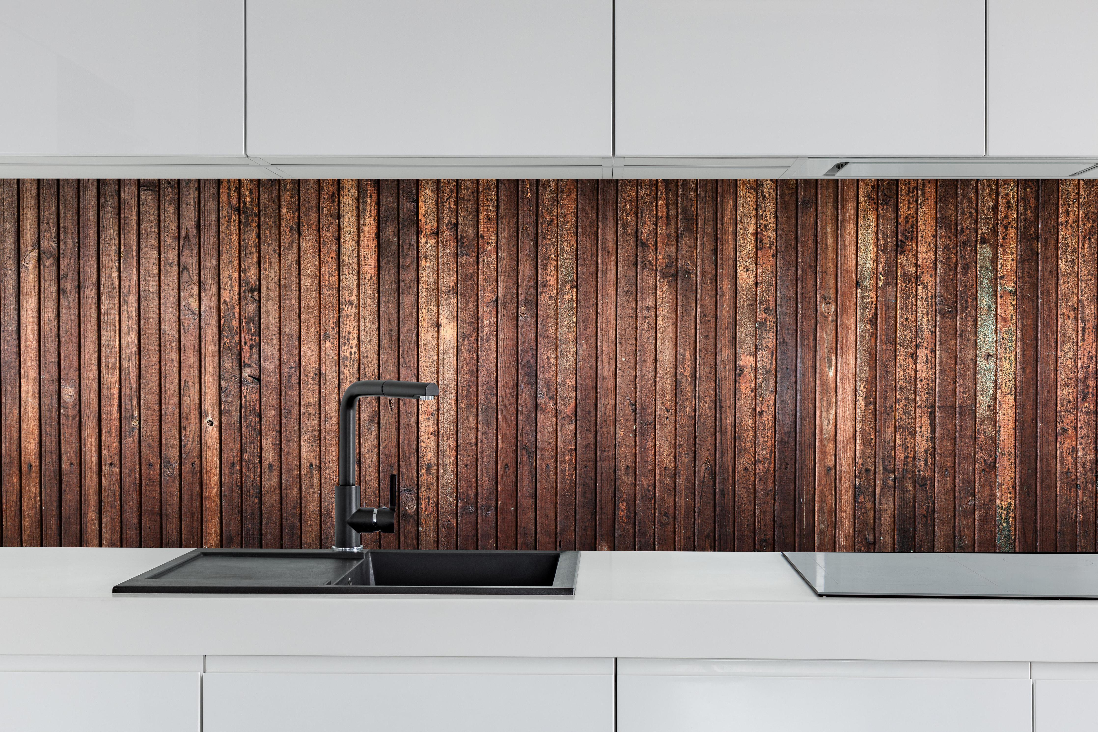 Küche - Panoramahintergrund aus vertikalen schmalen Holzplatten hinter weißen Hochglanz-Küchenregalen und schwarzem Wasserhahn