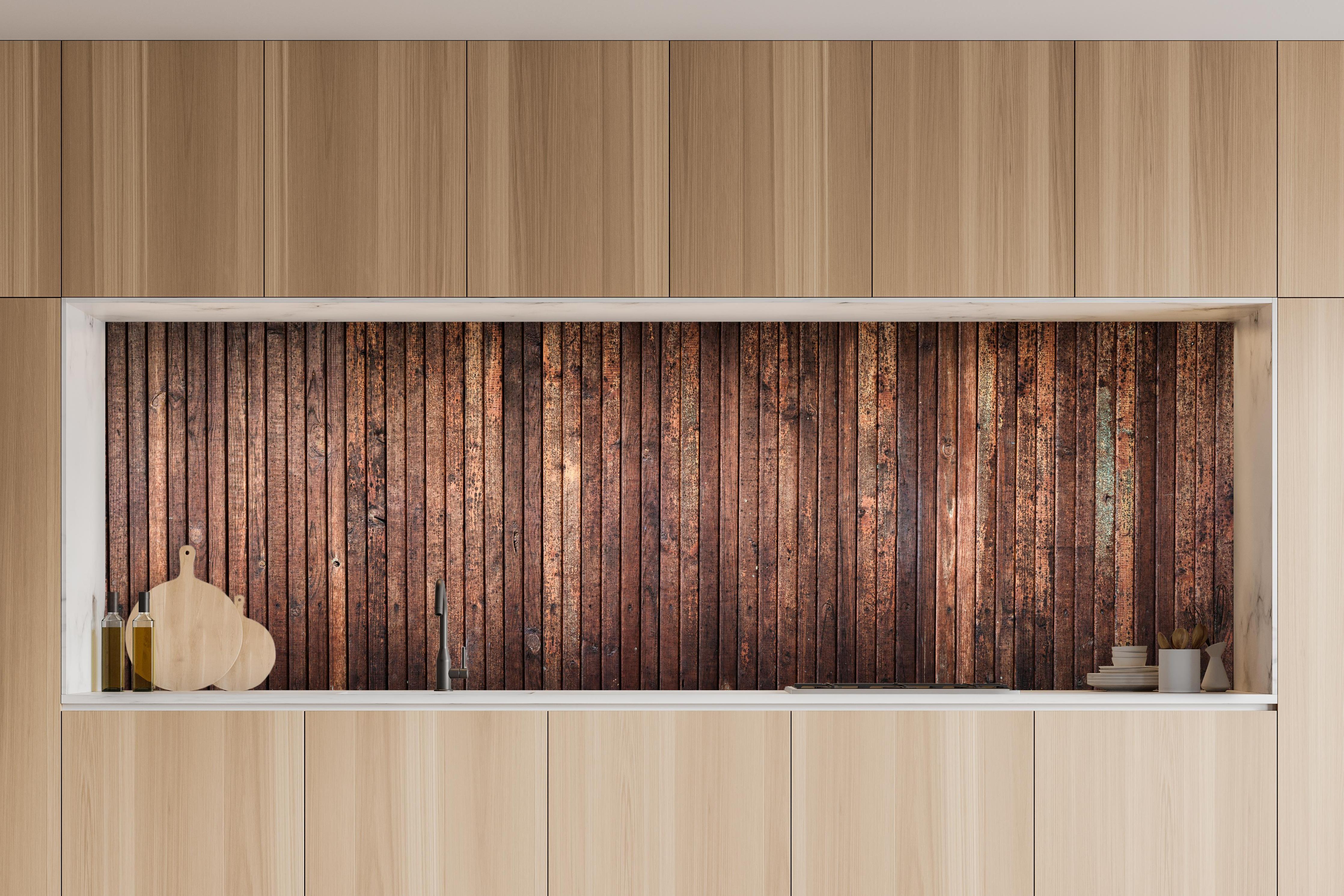 Küche - Panoramahintergrund aus vertikalen schmalen Holzplatten in charakteristischer Vollholz-Küche mit modernem Gasherd