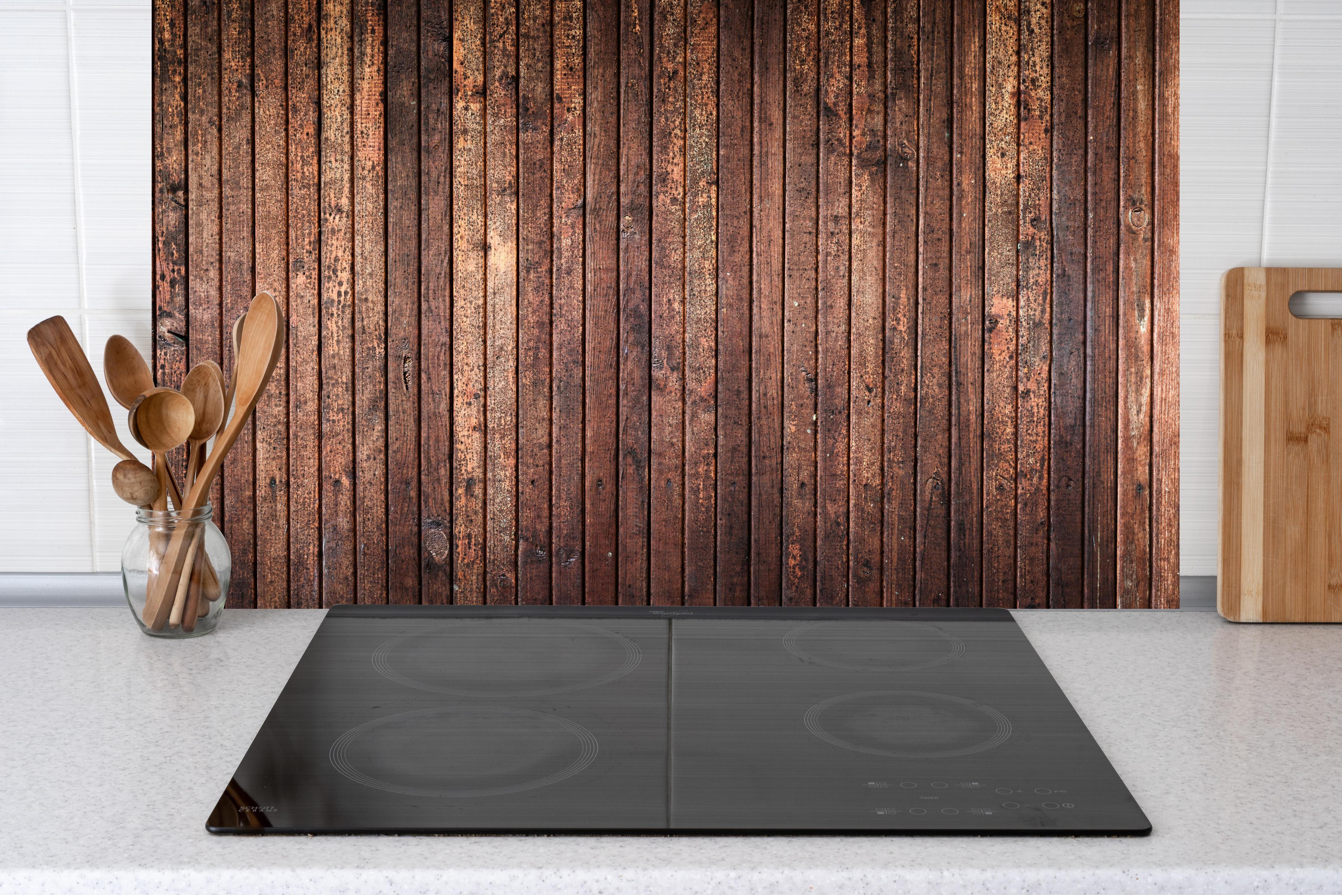 Küche - Panoramahintergrund aus vertikalen schmalen Holzplatten hinter Cerankochfeld und Holz-Kochutensilien