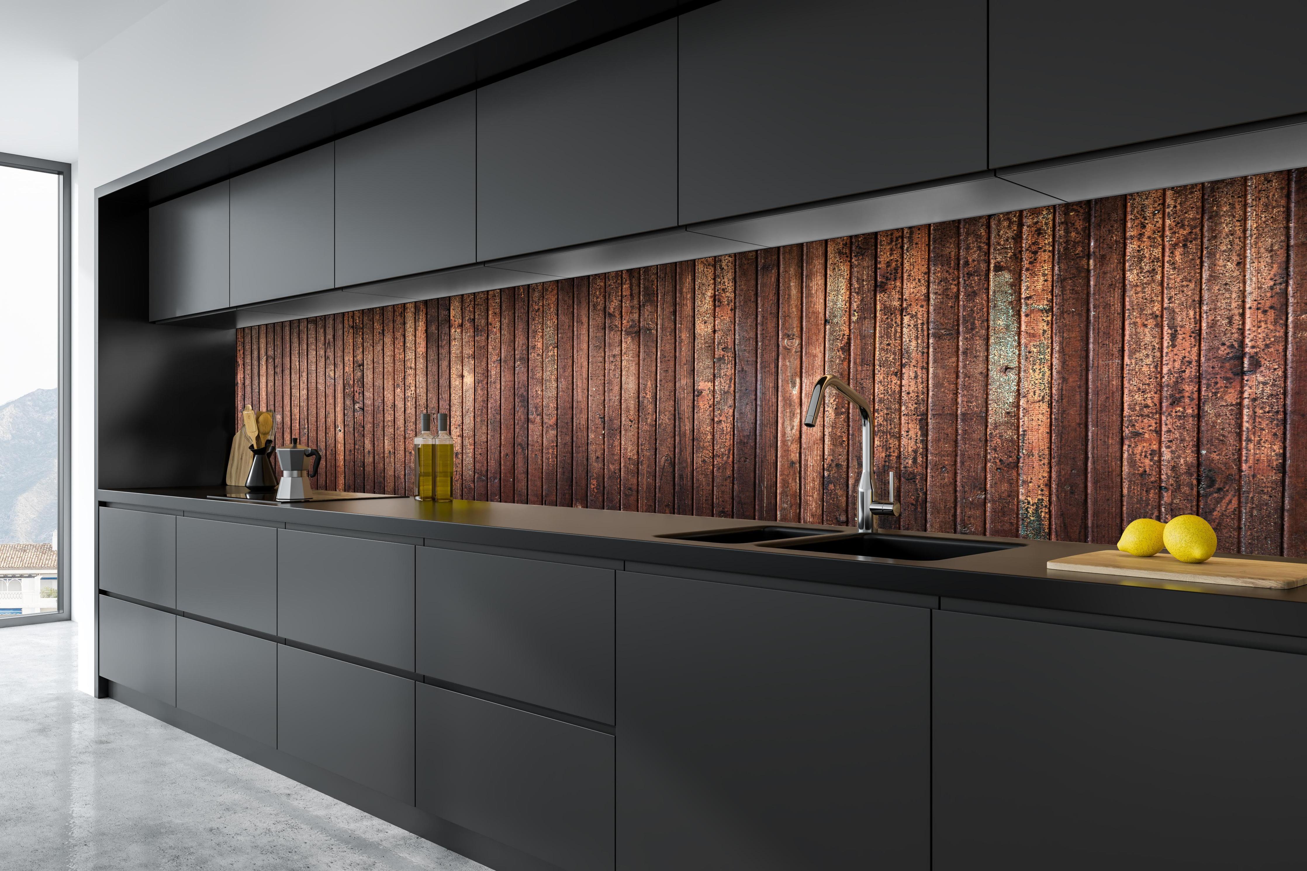 Küche - Panoramahintergrund aus vertikalen schmalen Holzplatten in tiefschwarzer matt-premium Einbauküche