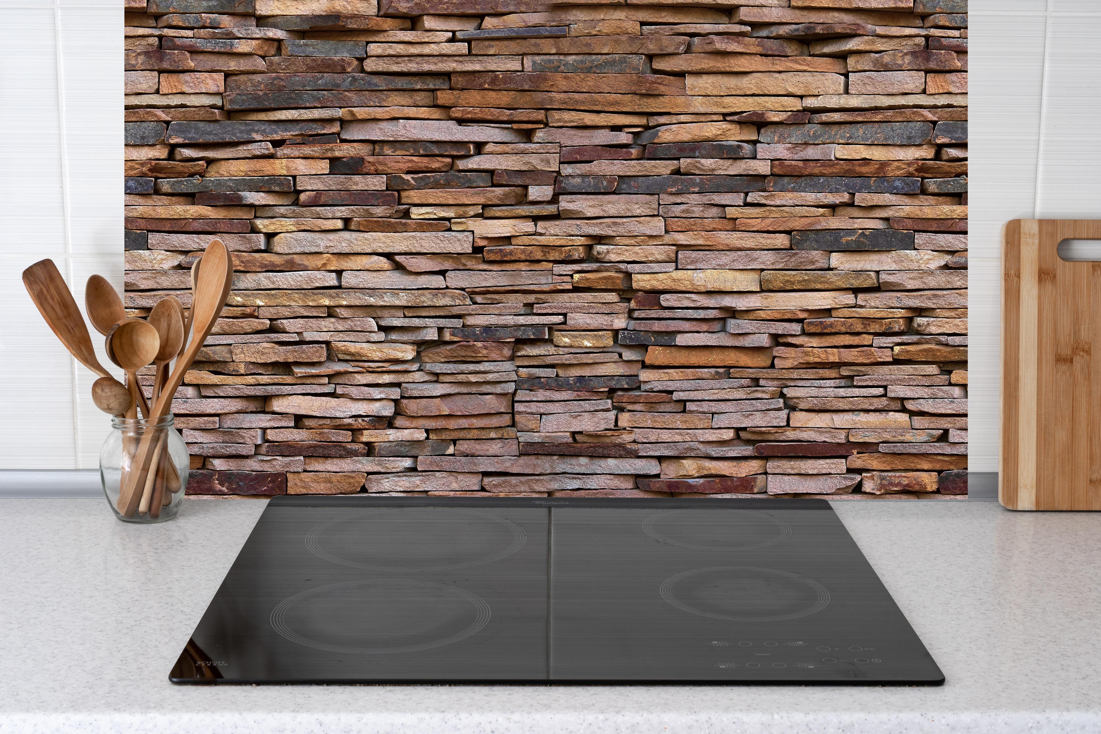 Küche - Panoramaplatte Granit hinter Cerankochfeld und Holz-Kochutensilien