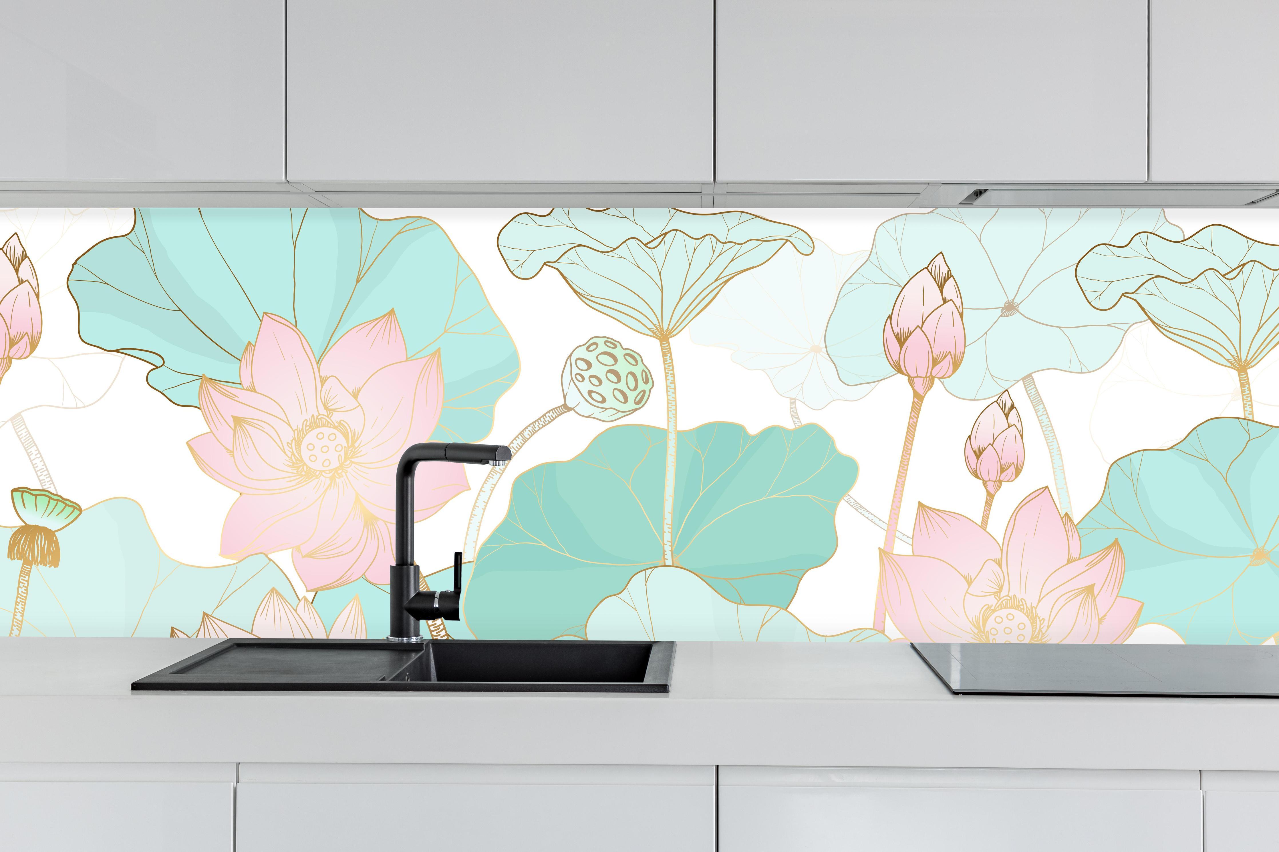 Küche - Pastellfarbene Blüten hinter weißen Hochglanz-Küchenregalen und schwarzem Wasserhahn