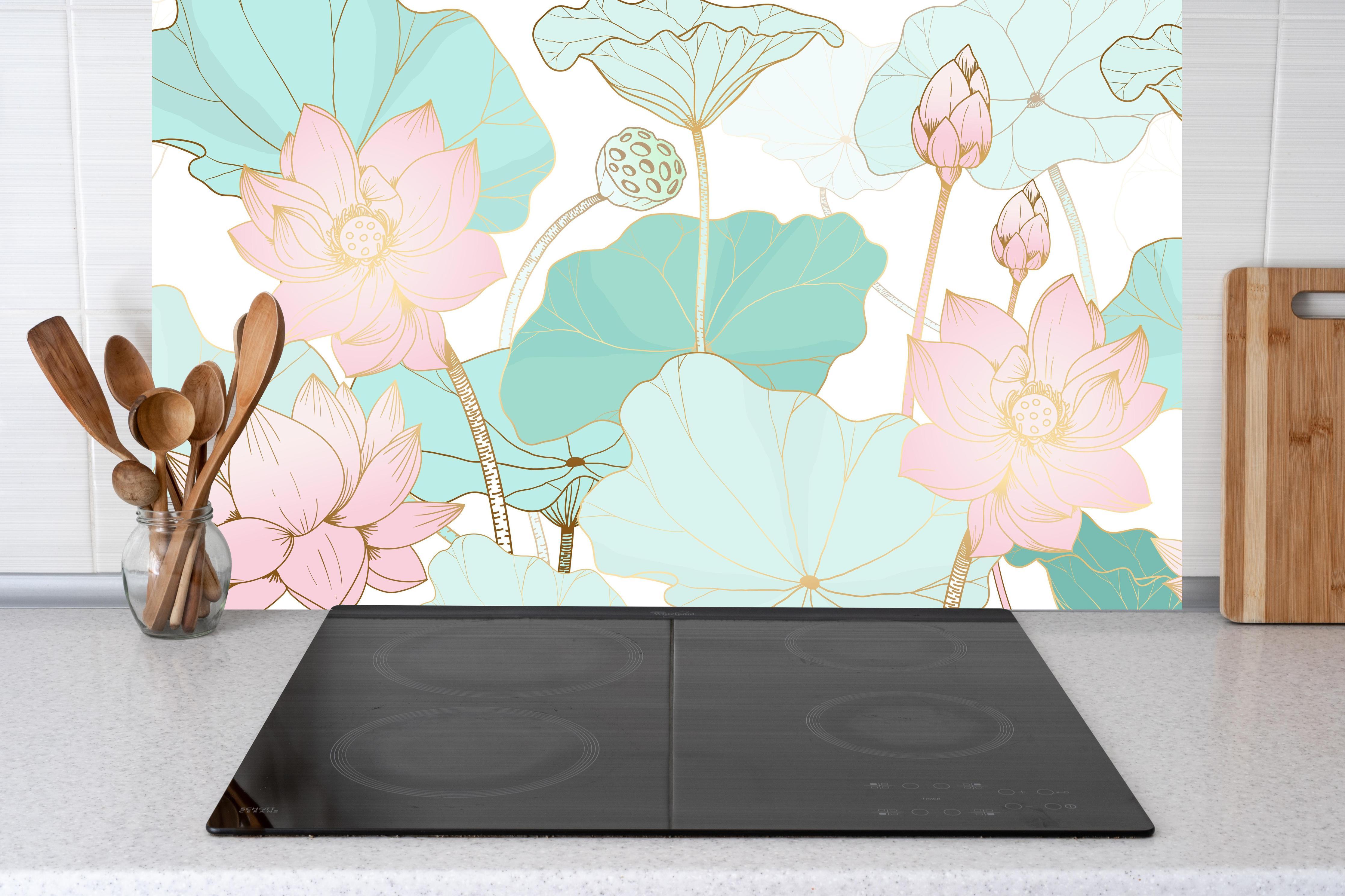 Küche - Pastellfarbene Blüten hinter Cerankochfeld und Holz-Kochutensilien