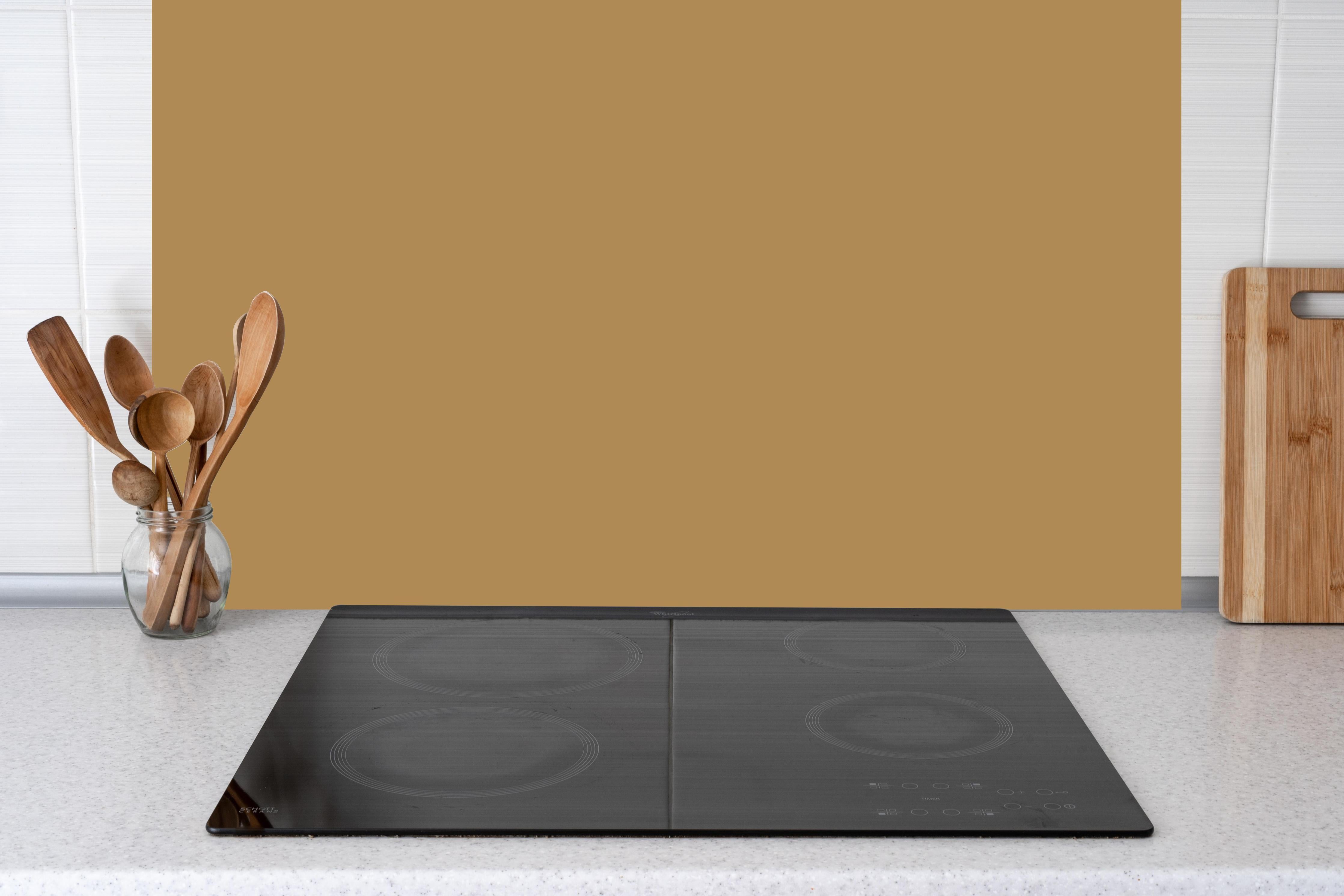 Küche - RAL 1011 (Braunbeige) hinter Cerankochfeld und Holz-Kochutensilien