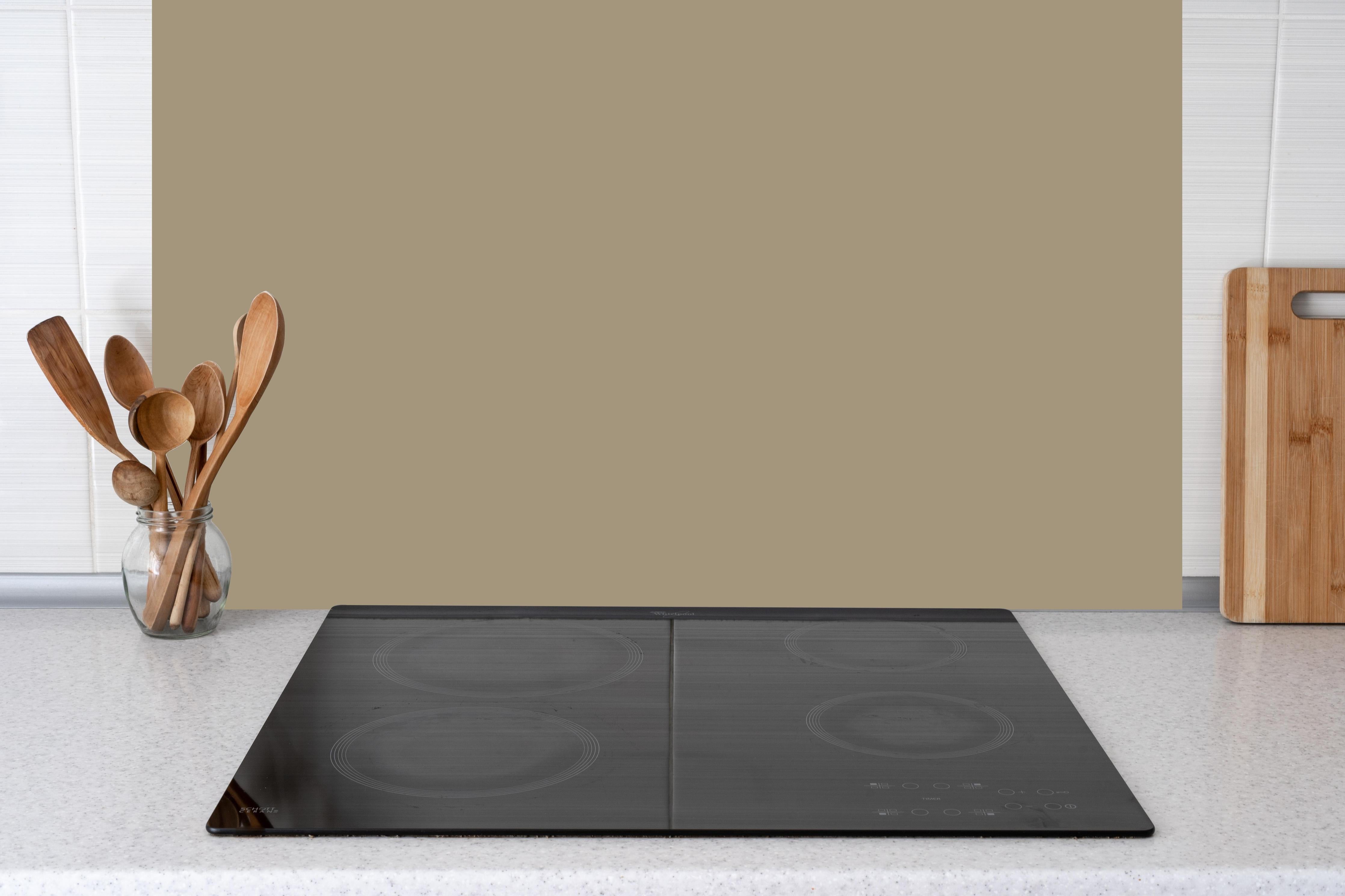 Küche - RAL 1019 (Graubeige) hinter Cerankochfeld und Holz-Kochutensilien