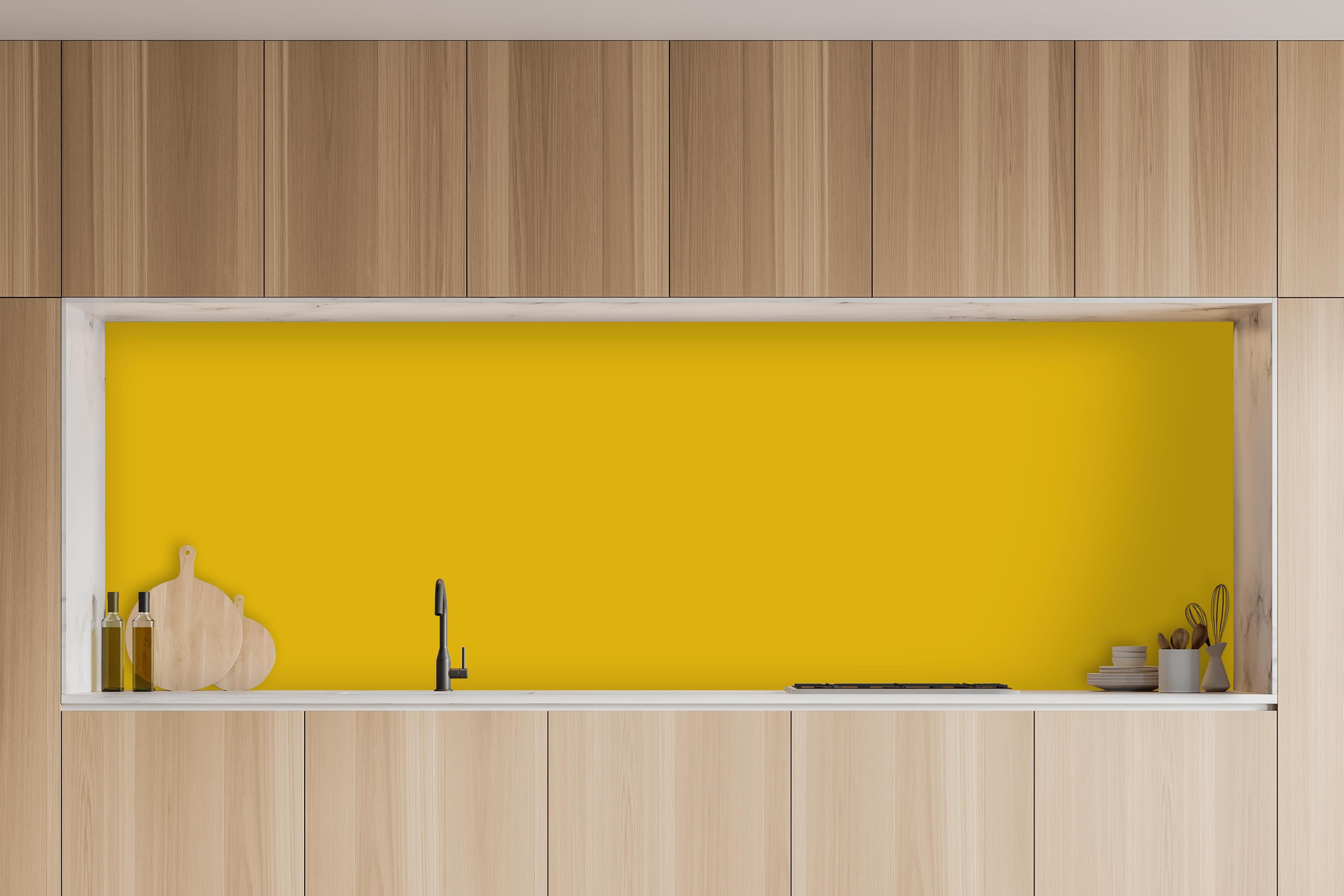 Küche - RAL 1032 (Besengelb) in charakteristischer Vollholz-Küche mit modernem Gasherd