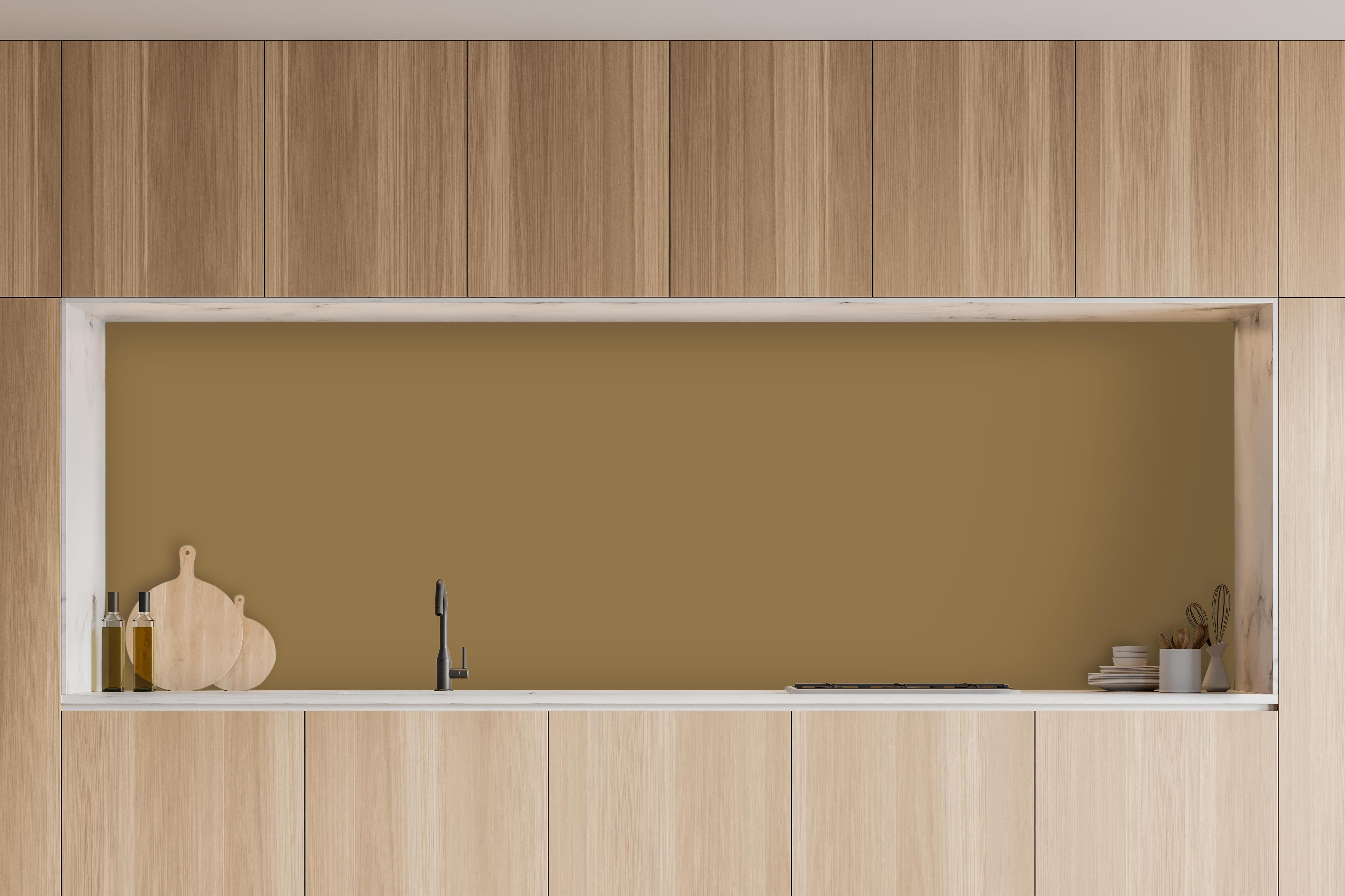 Küche - RAL 1036 (Perlgold) in charakteristischer Vollholz-Küche mit modernem Gasherd