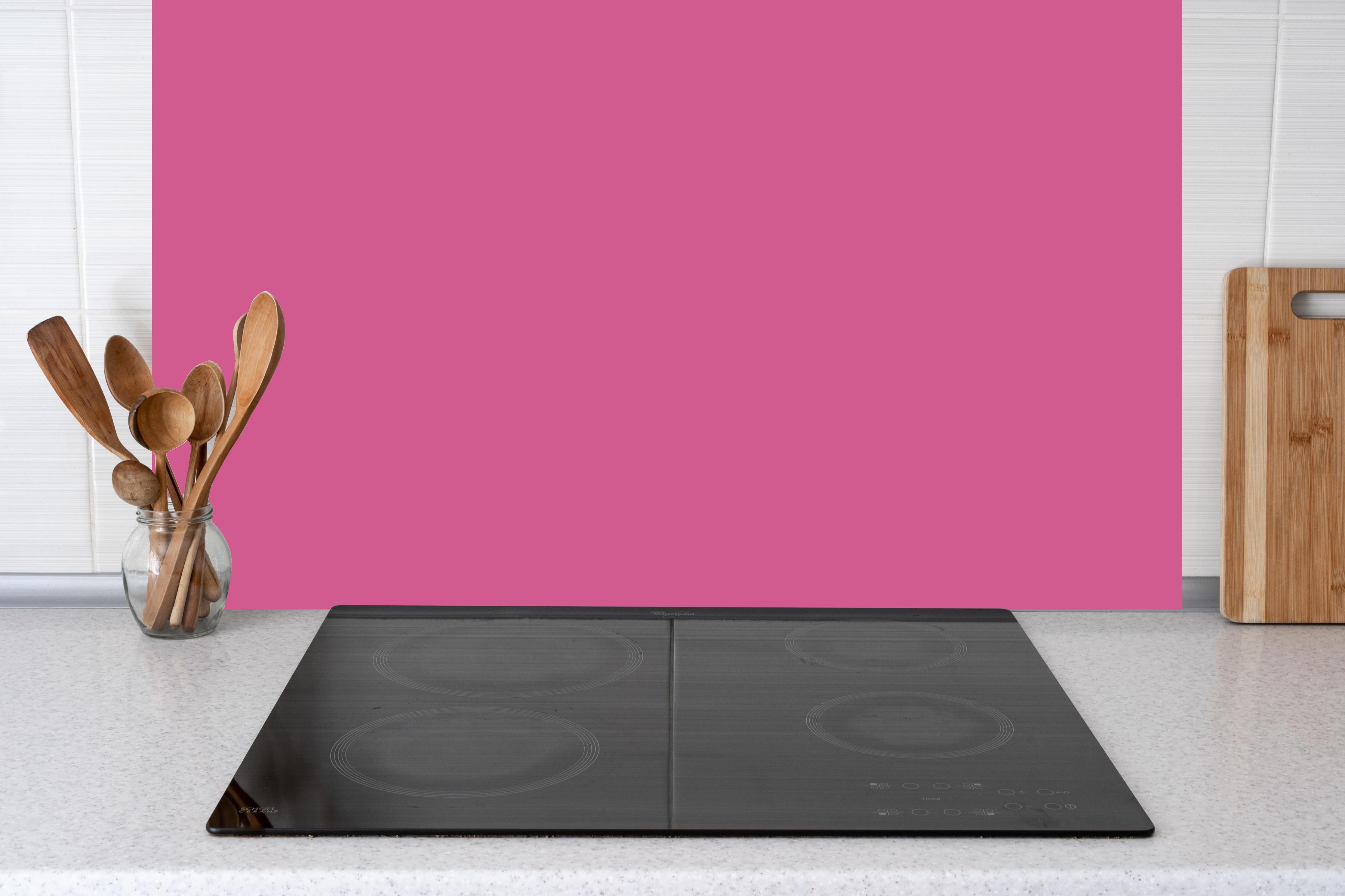 Küche - RAL 4003 (Violett hinter Cerankochfeld und Holz-Kochutensilien