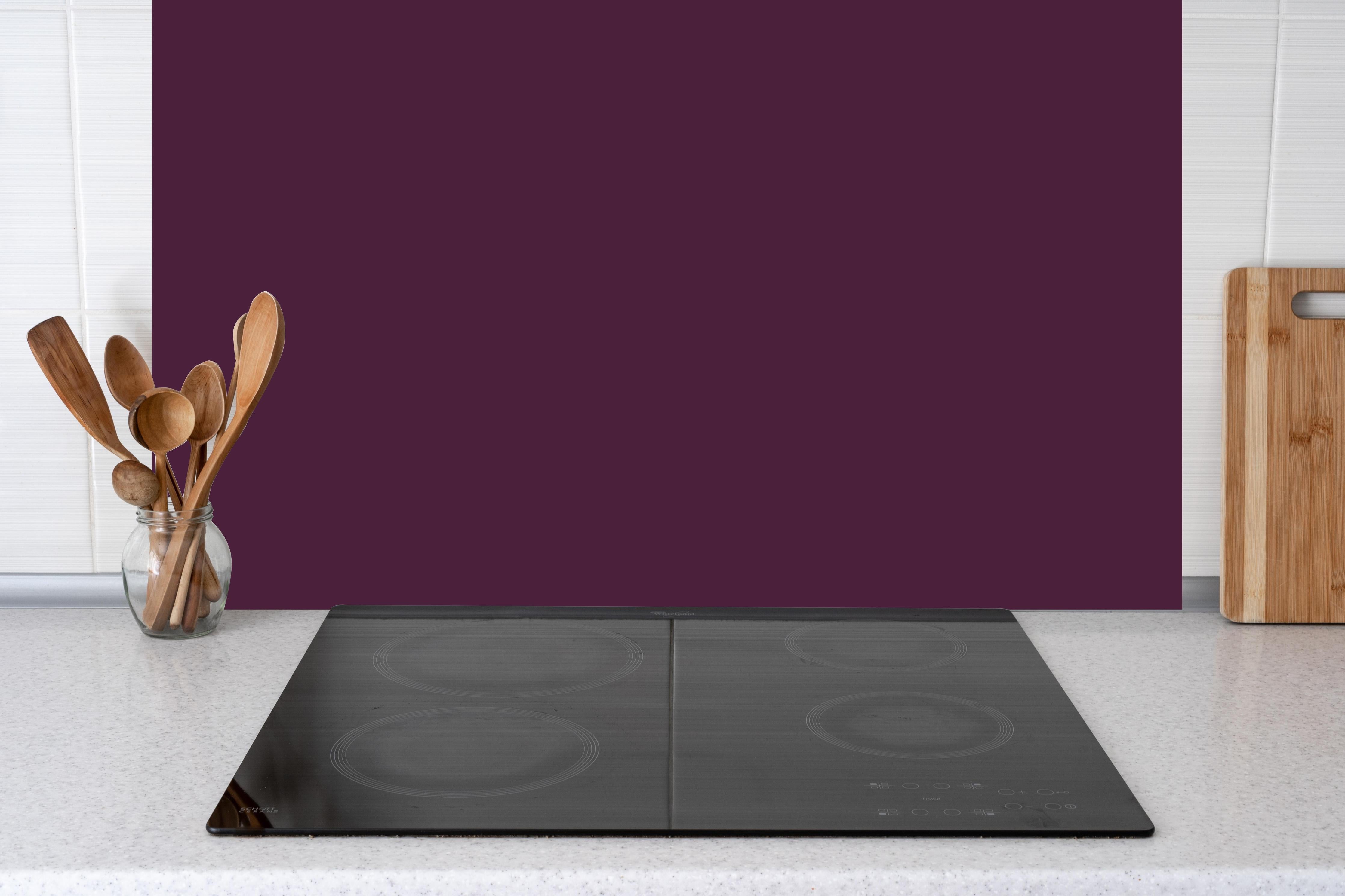 Küche - RAL 4007 (Purpurviolett) hinter Cerankochfeld und Holz-Kochutensilien