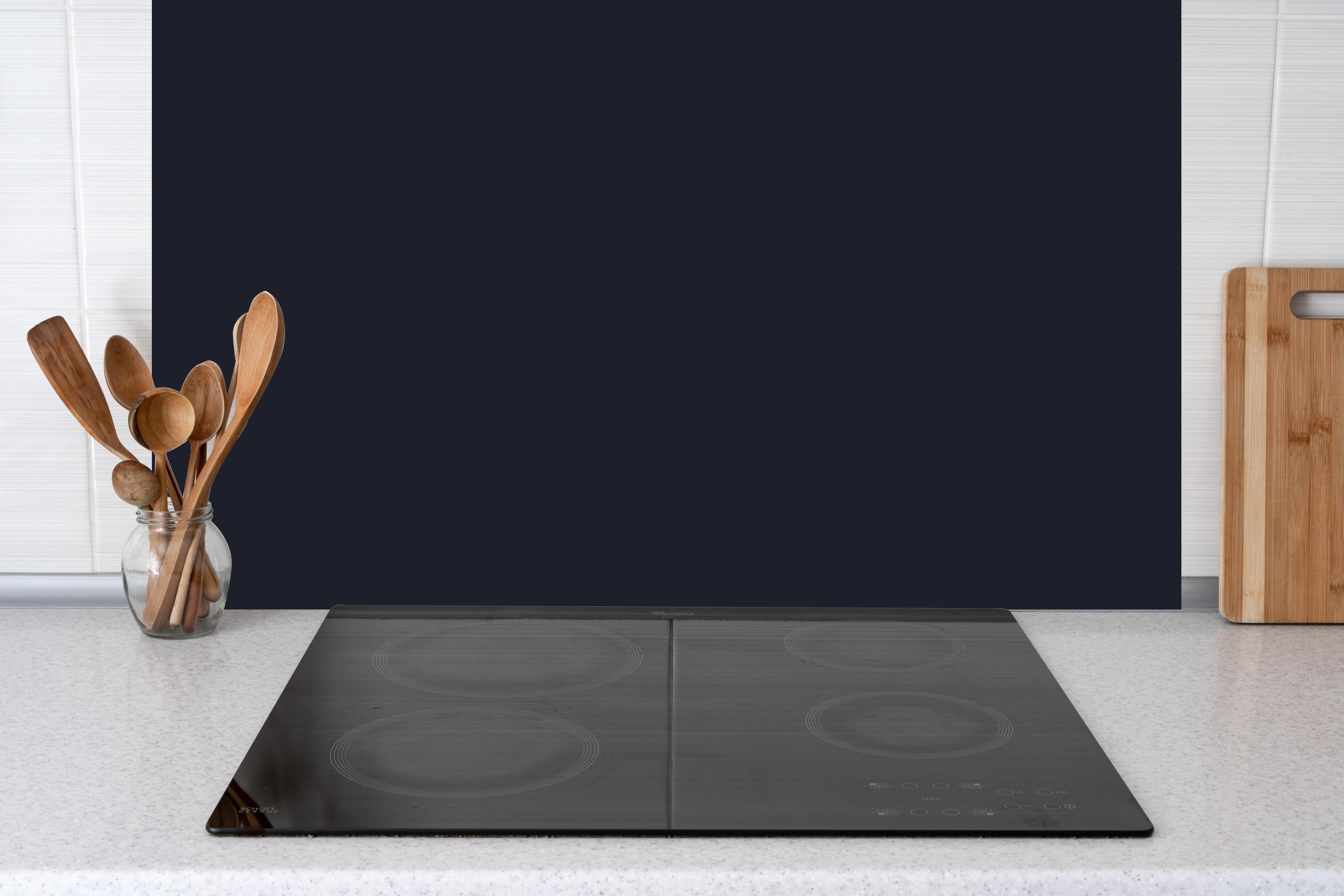 Küche - RAL 5004 (Schwarzblau) hinter Cerankochfeld und Holz-Kochutensilien