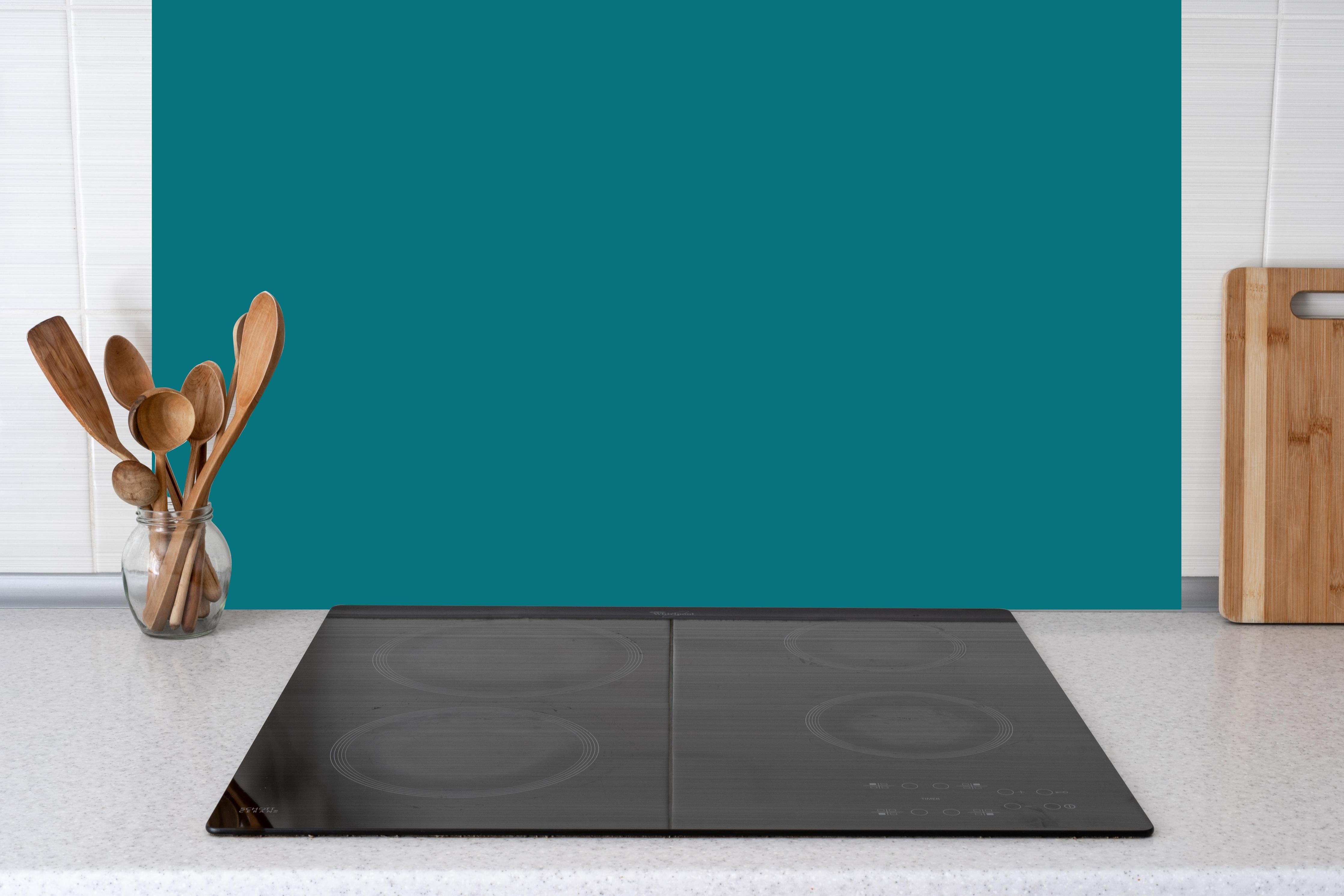 Küche - RAL 5021 (Wasserblau) hinter Cerankochfeld und Holz-Kochutensilien