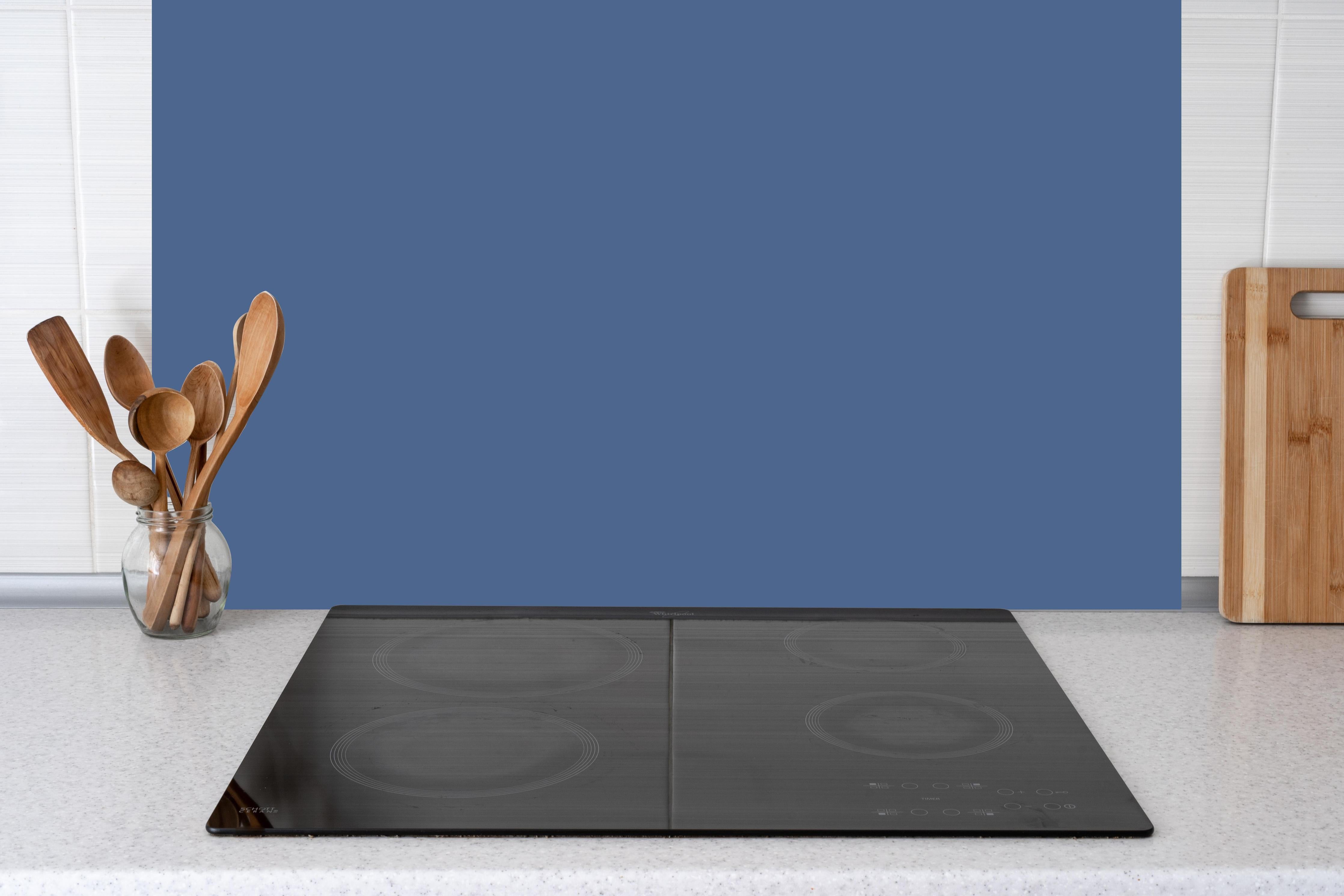 Küche - RAL 5023 (Entferntes Blau) hinter Cerankochfeld und Holz-Kochutensilien