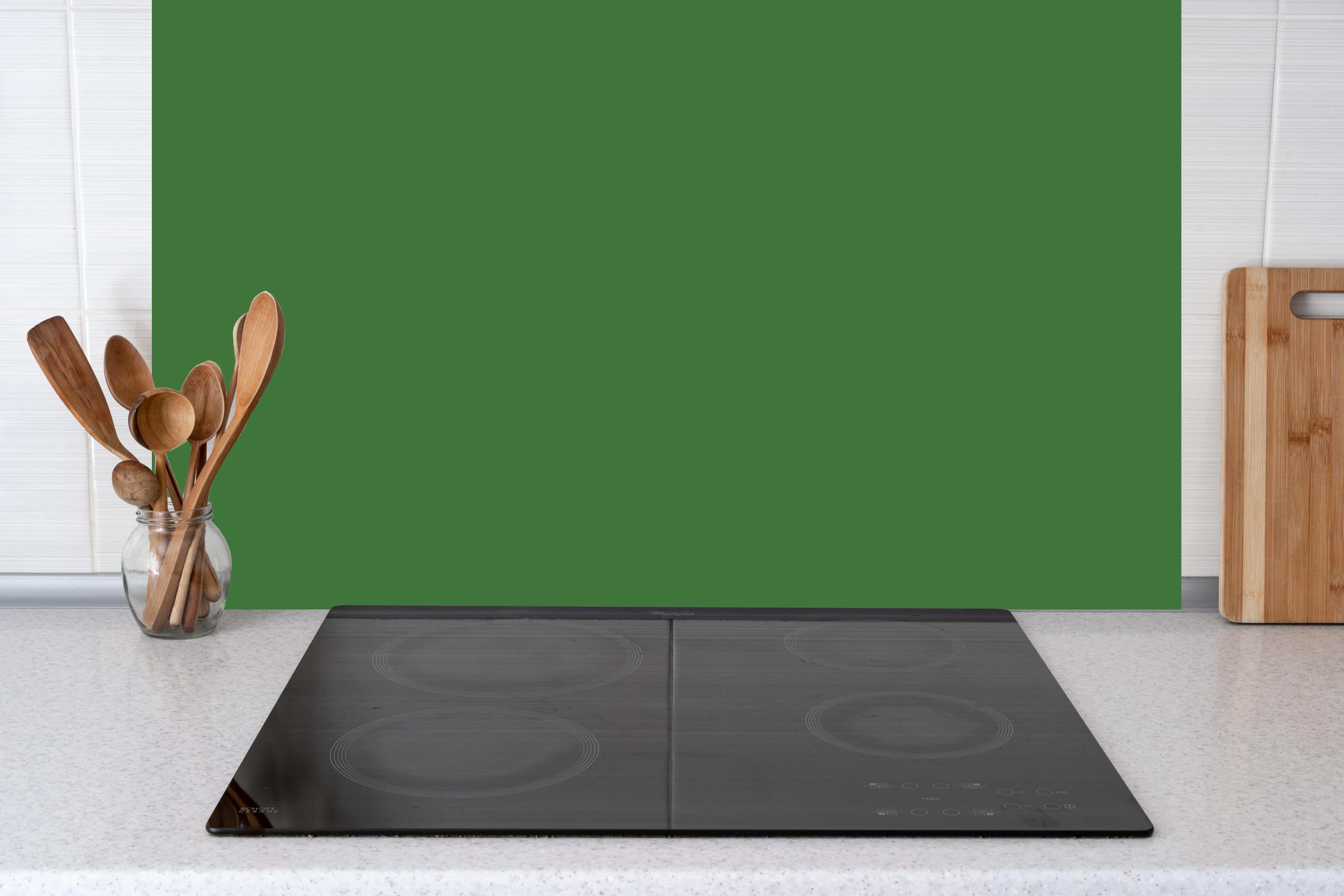 Küche - RAL 6010 (Grasgrün) hinter Cerankochfeld und Holz-Kochutensilien