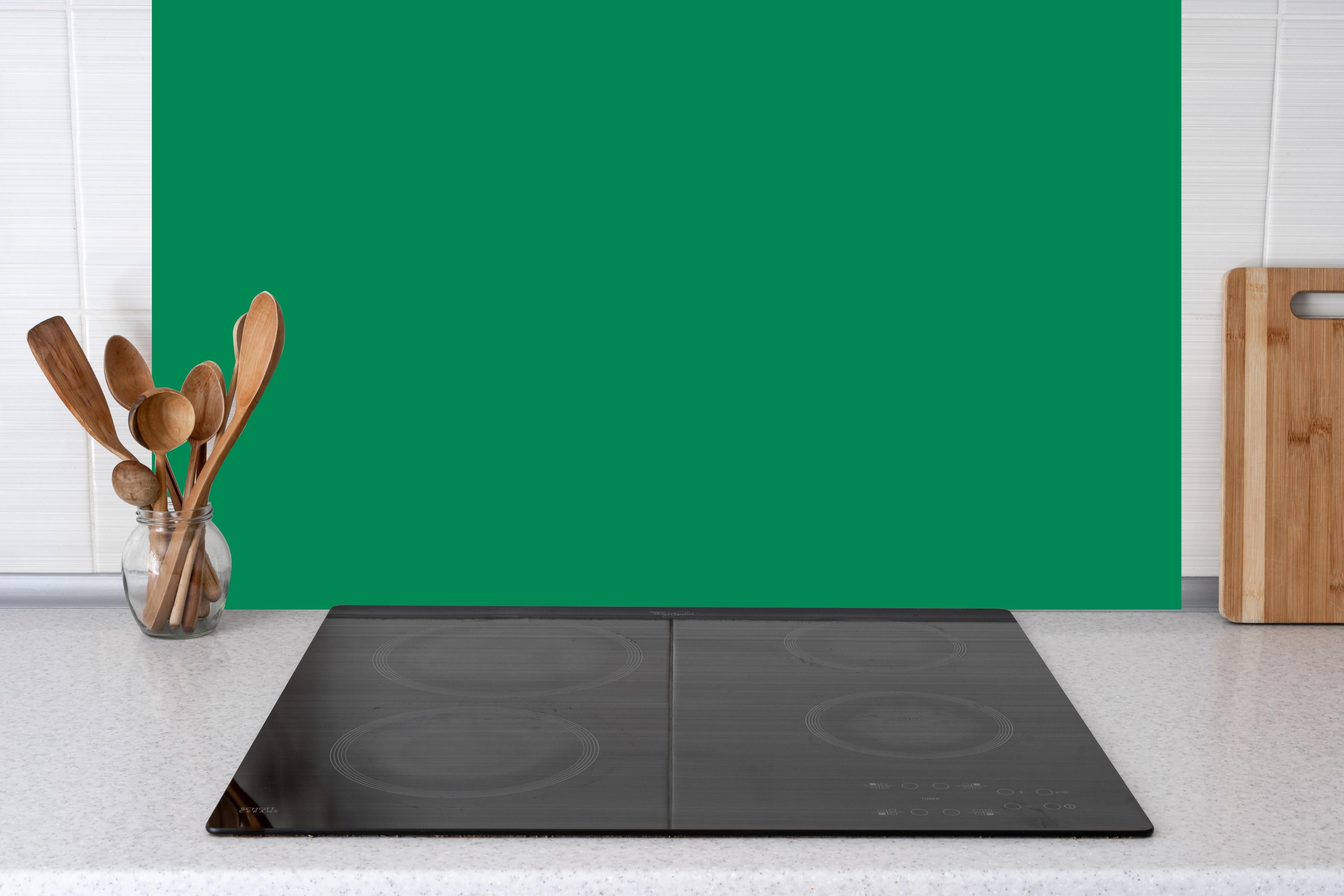 Küche - RAL 6024 (Verkehrsgrün) hinter Cerankochfeld und Holz-Kochutensilien