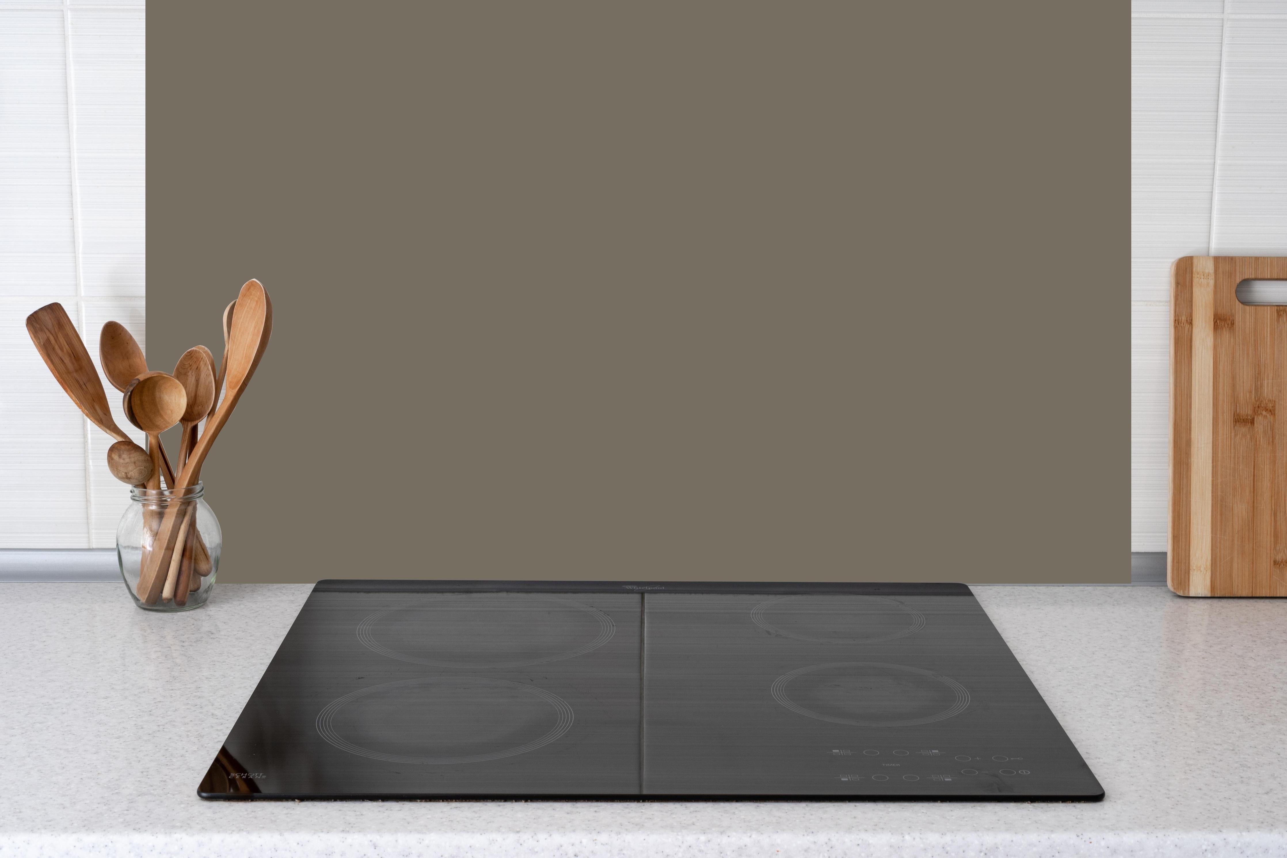 Küche - RAL 7006 (Beigegrau) hinter Cerankochfeld und Holz-Kochutensilien