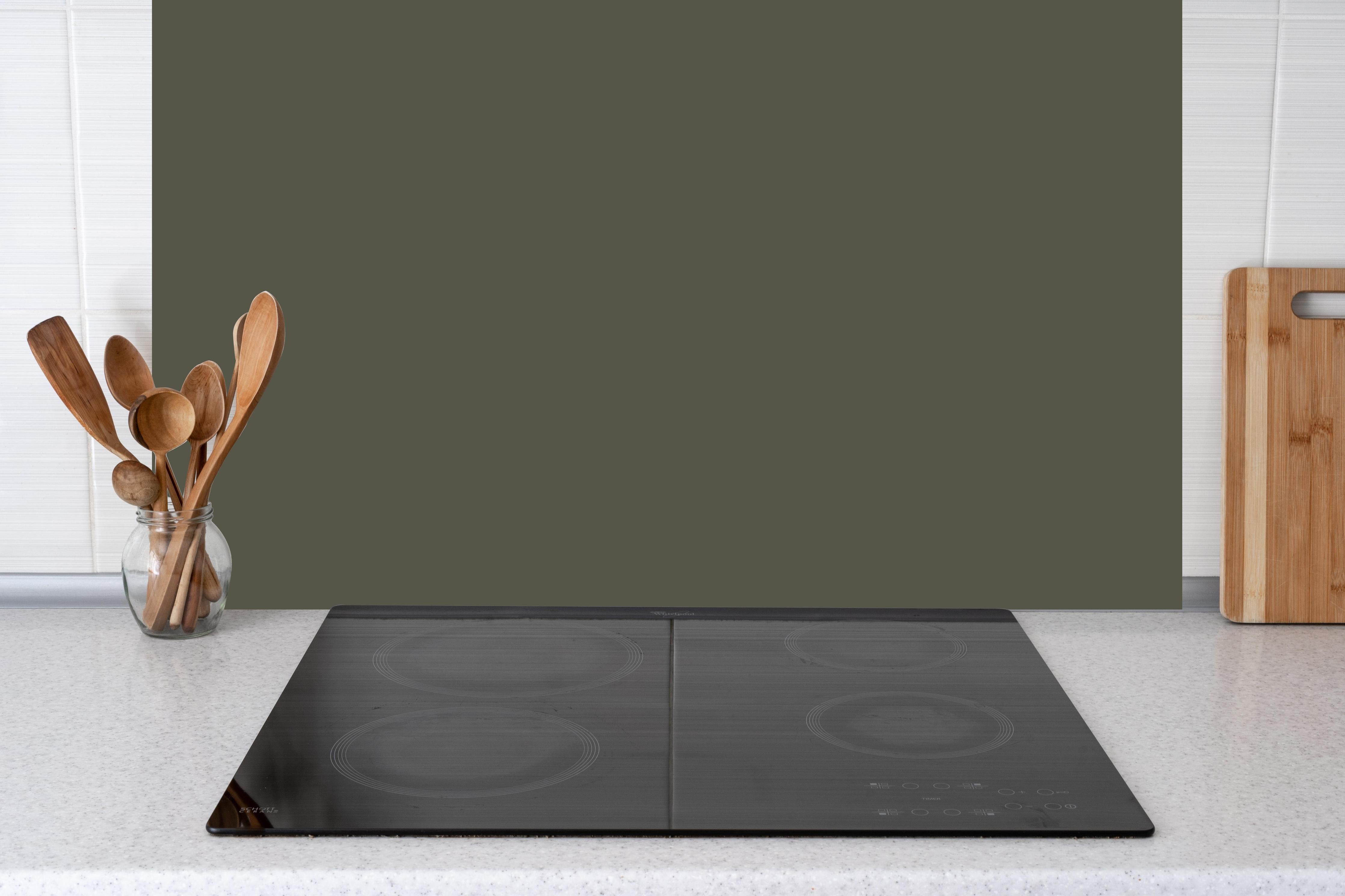 Küche - RAL 7013 (auch braun-grau) hinter Cerankochfeld und Holz-Kochutensilien