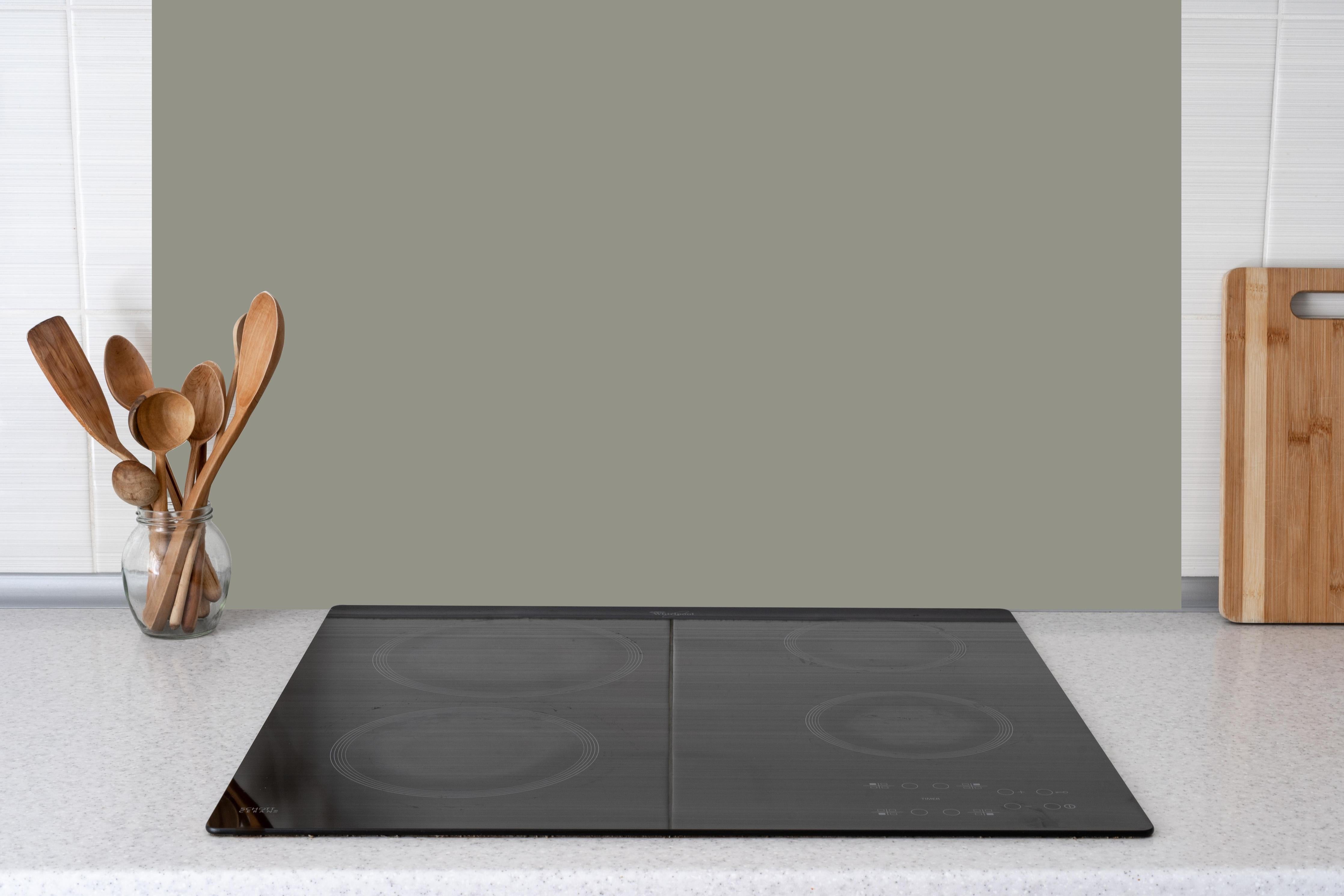 Küche - RAL 7030 (Steingrau) hinter Cerankochfeld und Holz-Kochutensilien