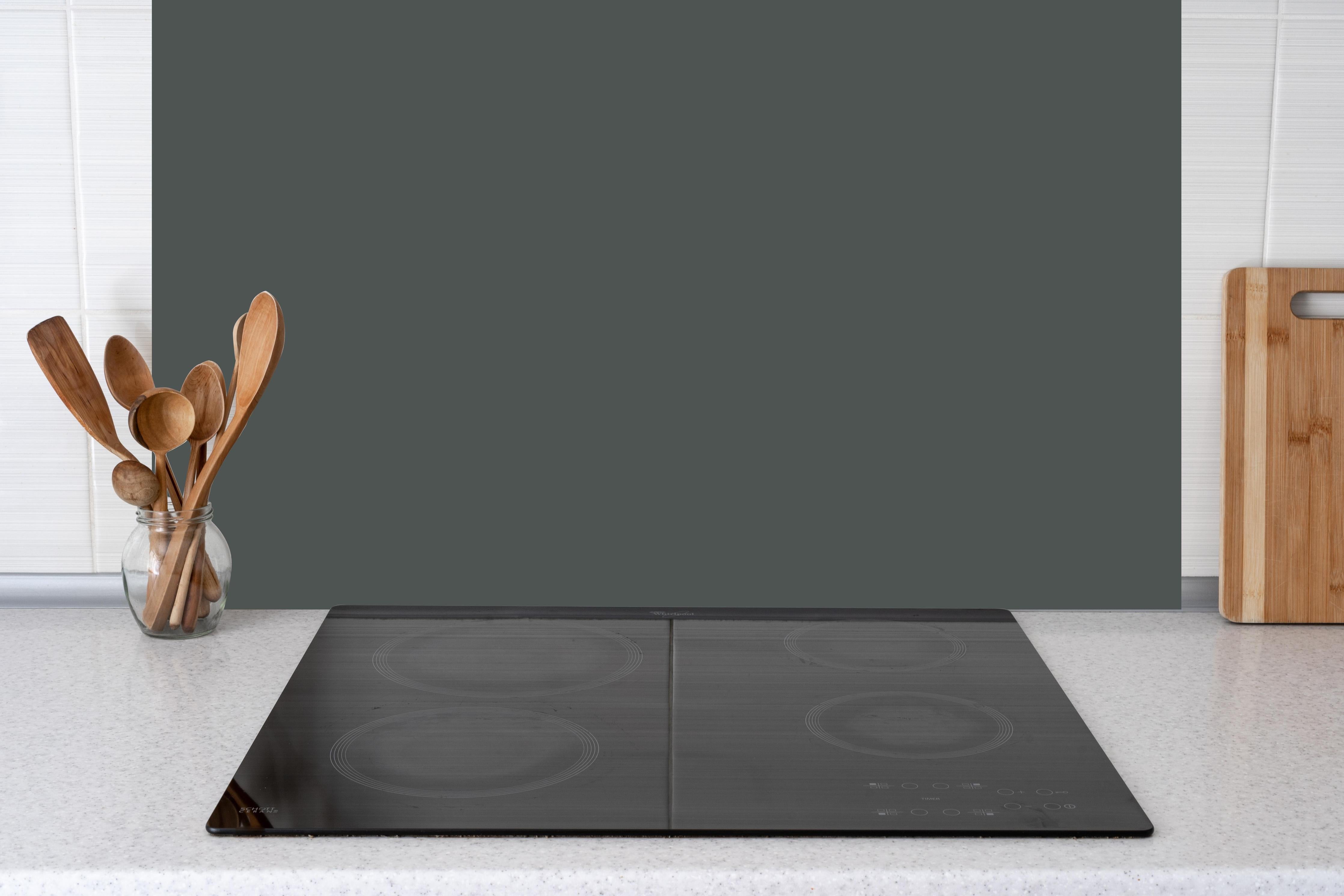 Küche - RAL 7043 (Verkehrsgrau B) hinter Cerankochfeld und Holz-Kochutensilien