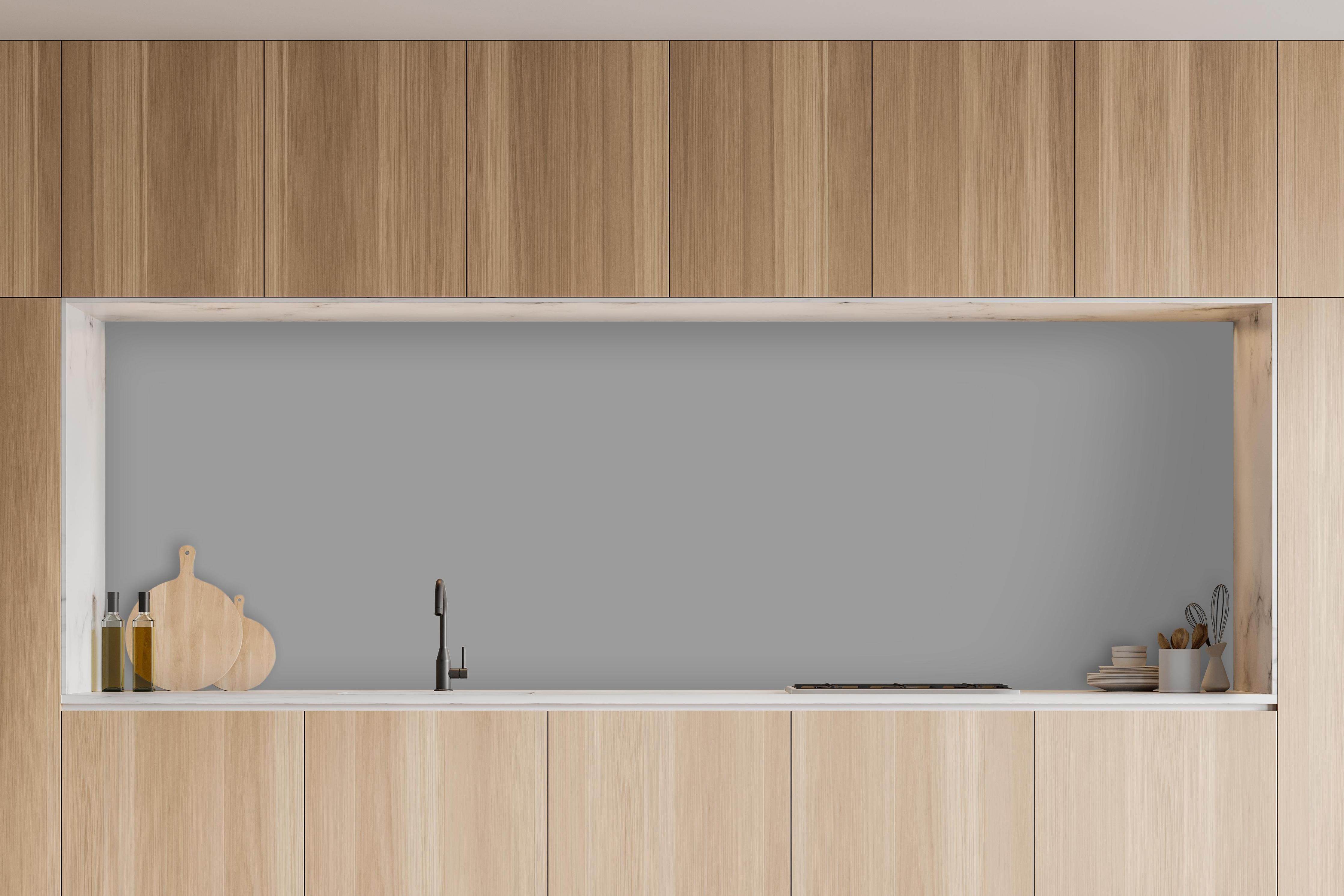 Küche - RAL 9022 (Perlhellgrau) in charakteristischer Vollholz-Küche mit modernem Gasherd