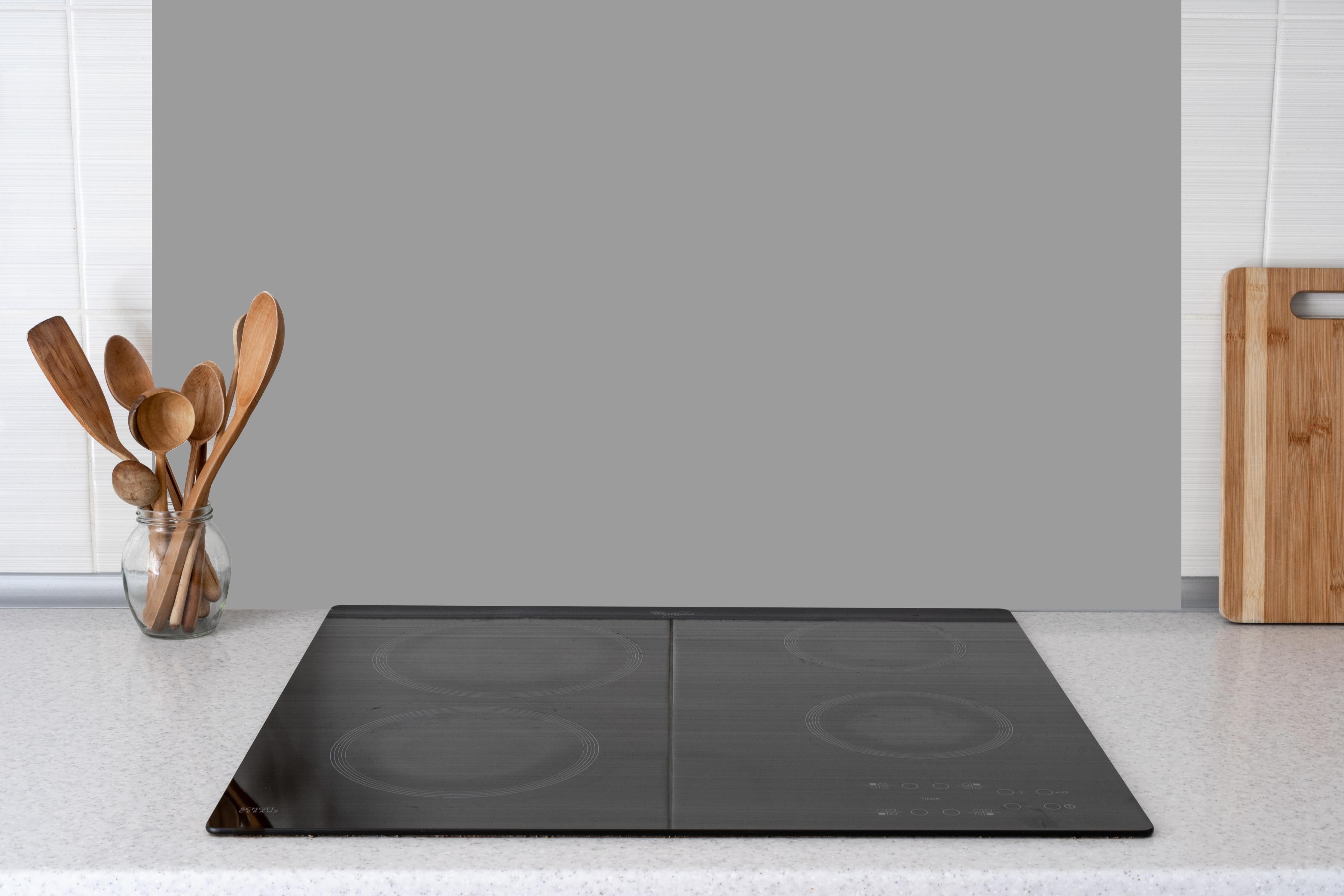 Küche - RAL 9022 (Perlhellgrau) hinter Cerankochfeld und Holz-Kochutensilien