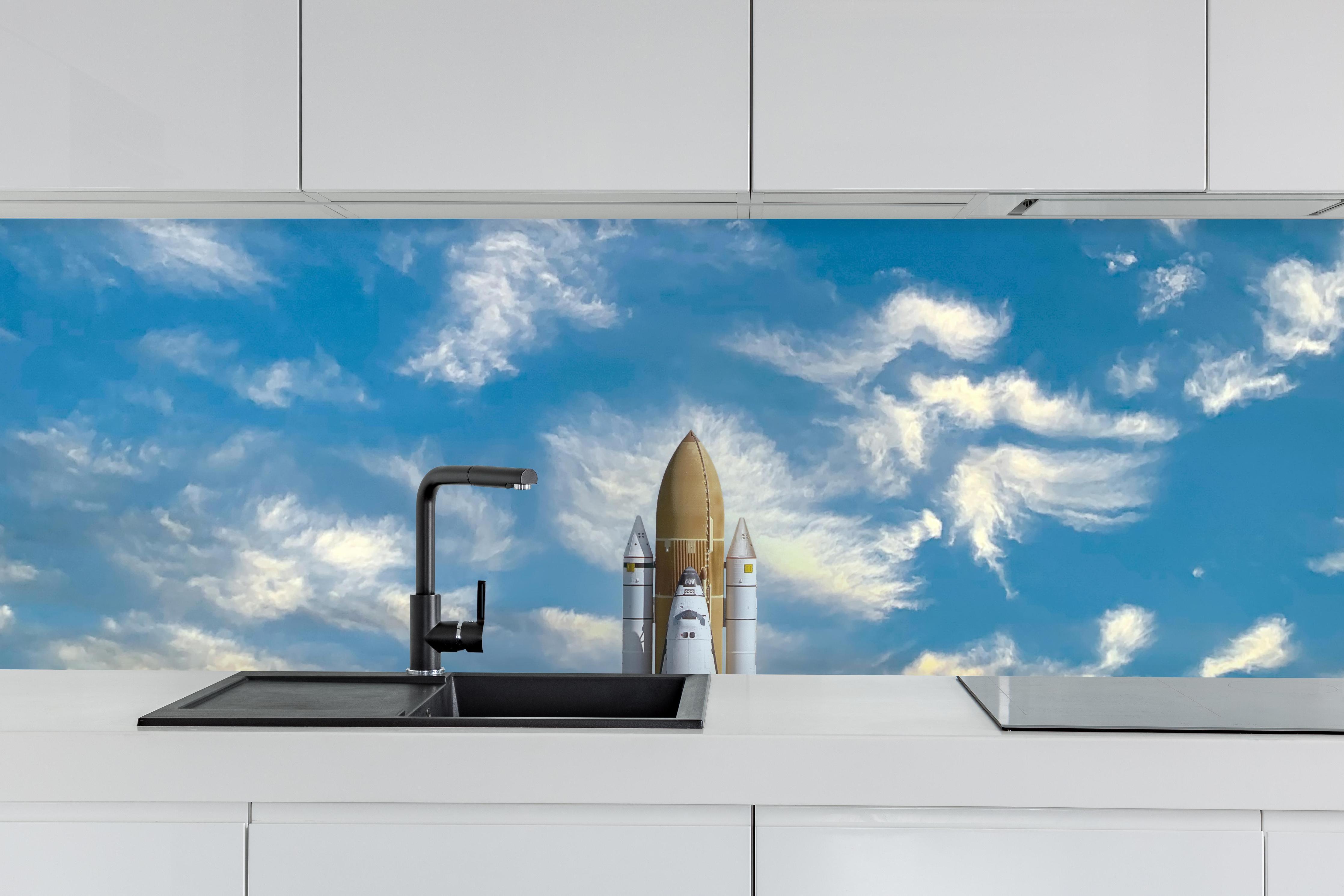 Küche - Rakete startet ins All hinter weißen Hochglanz-Küchenregalen und schwarzem Wasserhahn