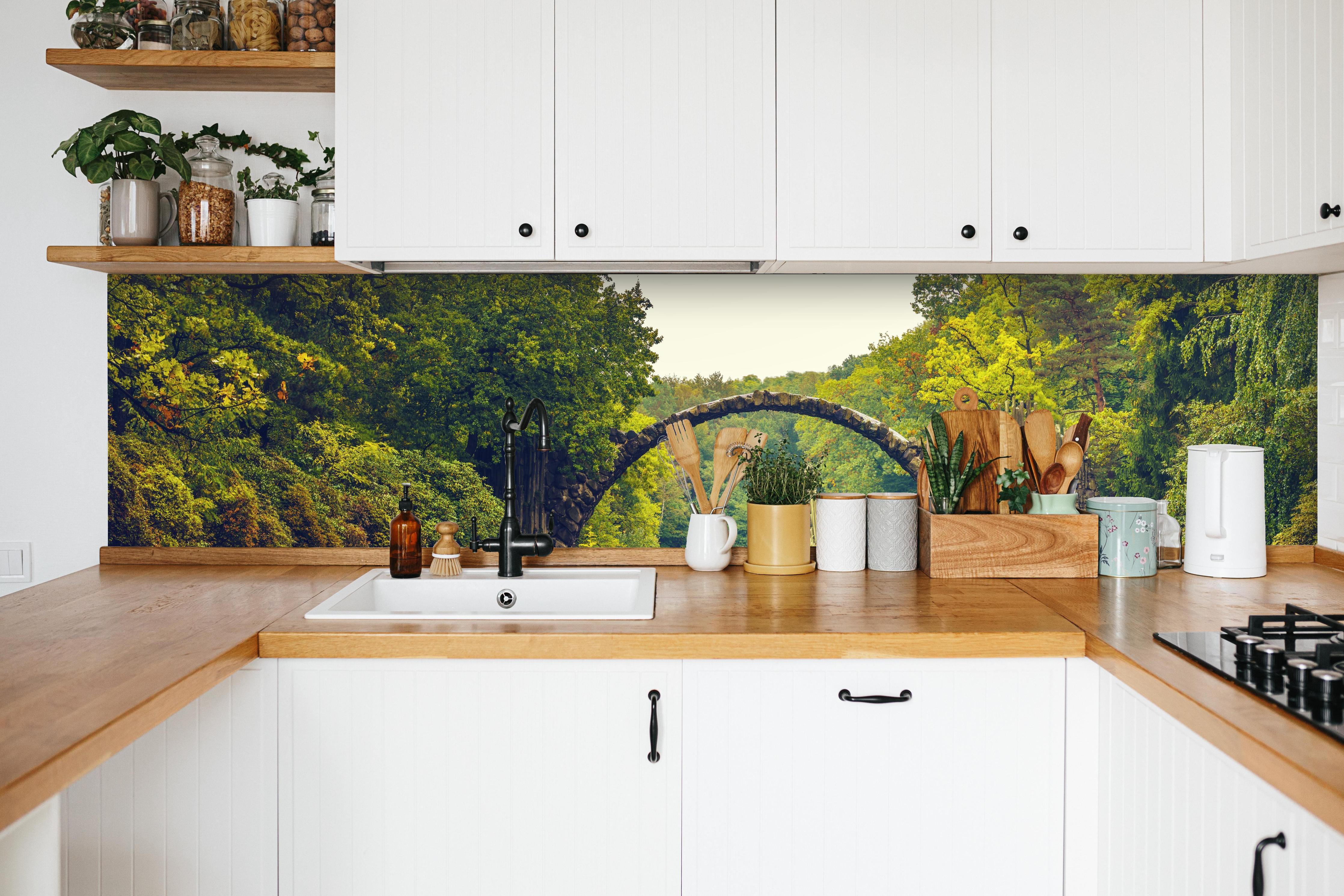 Küche - Rakotz bridge in Kromlau in weißer Küche hinter Gewürzen und Kochlöffeln aus Holz