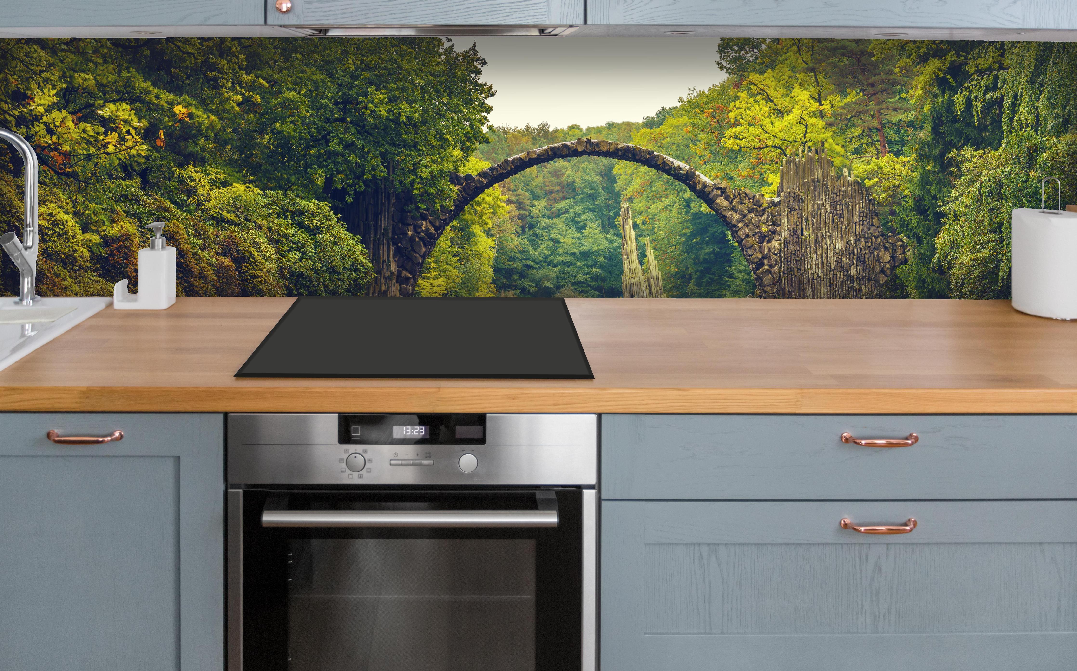 Küche - Rakotz bridge in Kromlau über polierter Holzarbeitsplatte mit Cerankochfeld