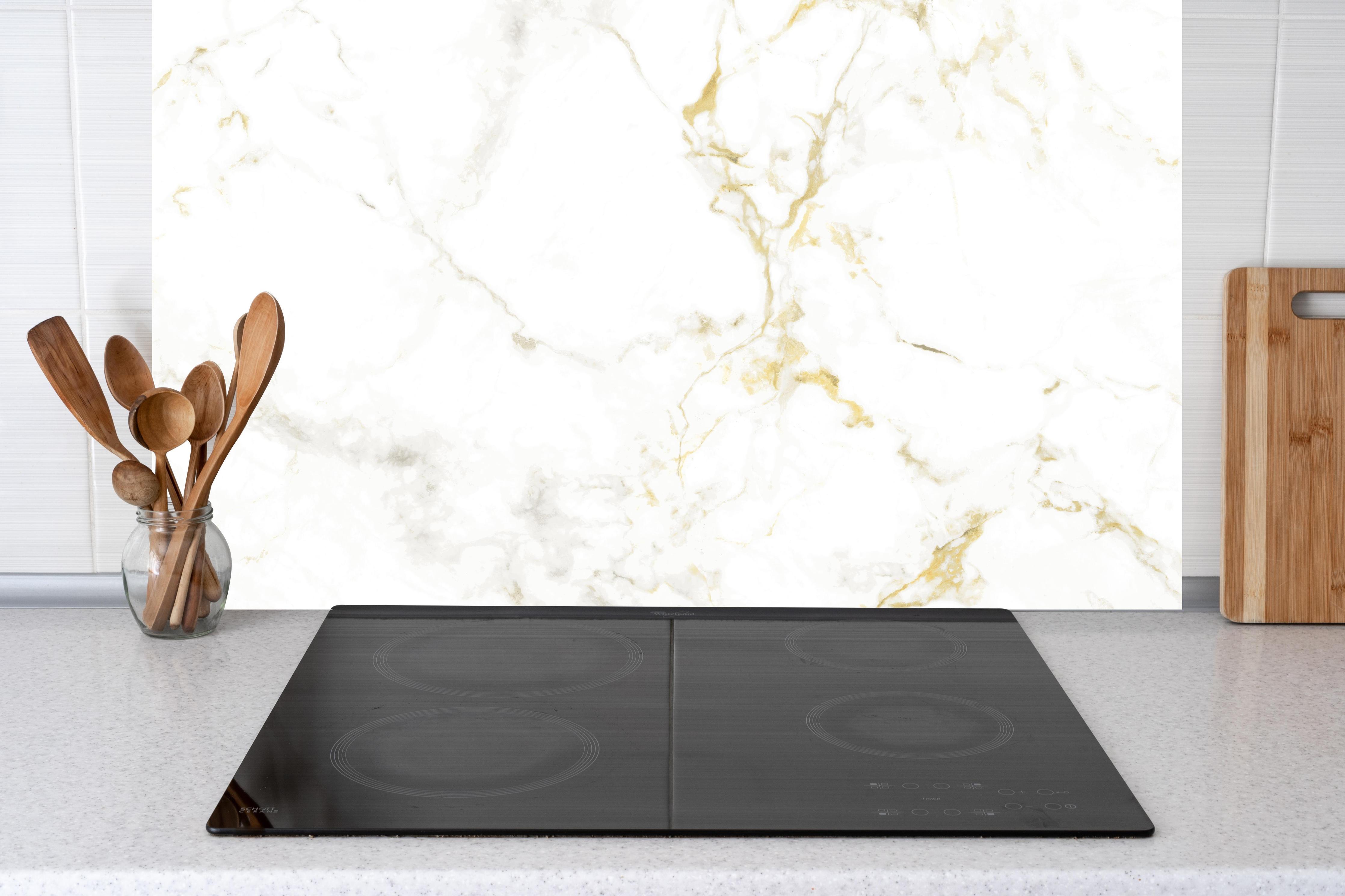 Küche - Realistische Goldmarmor Textur hinter Cerankochfeld und Holz-Kochutensilien