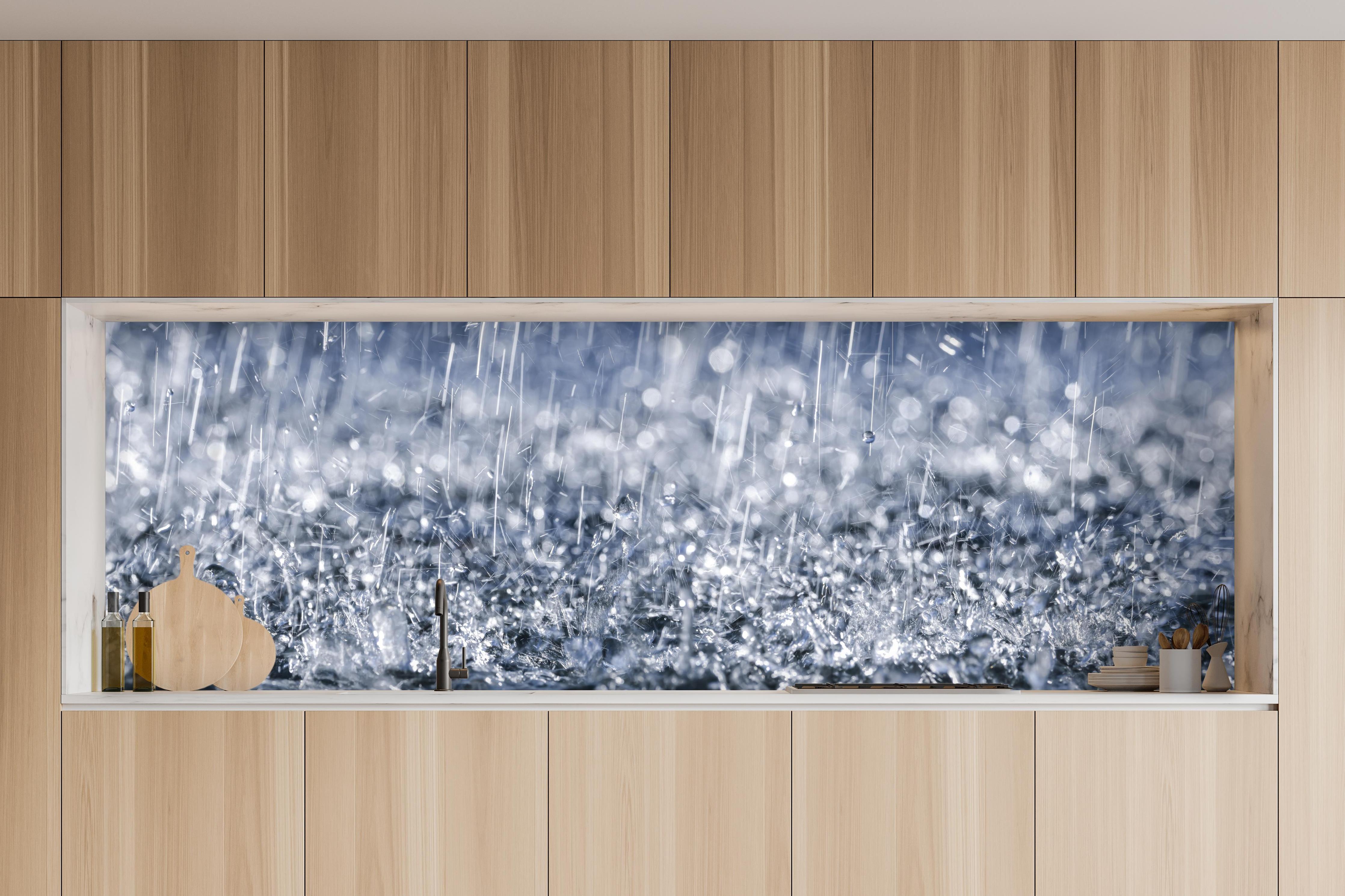 Küche - Regentropfen im Detail in charakteristischer Vollholz-Küche mit modernem Gasherd