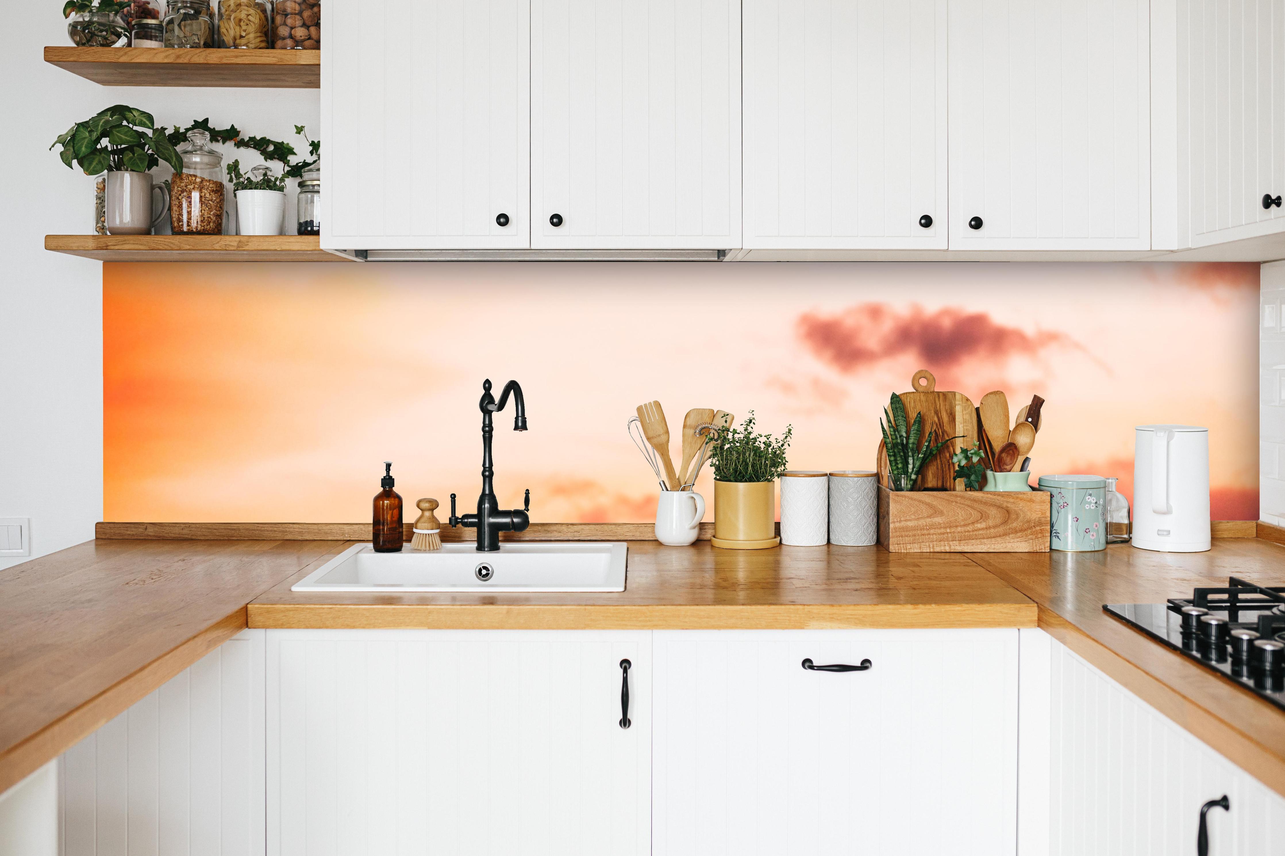 Küche - Rennradfahrer in weißer Küche hinter Gewürzen und Kochlöffeln aus Holz