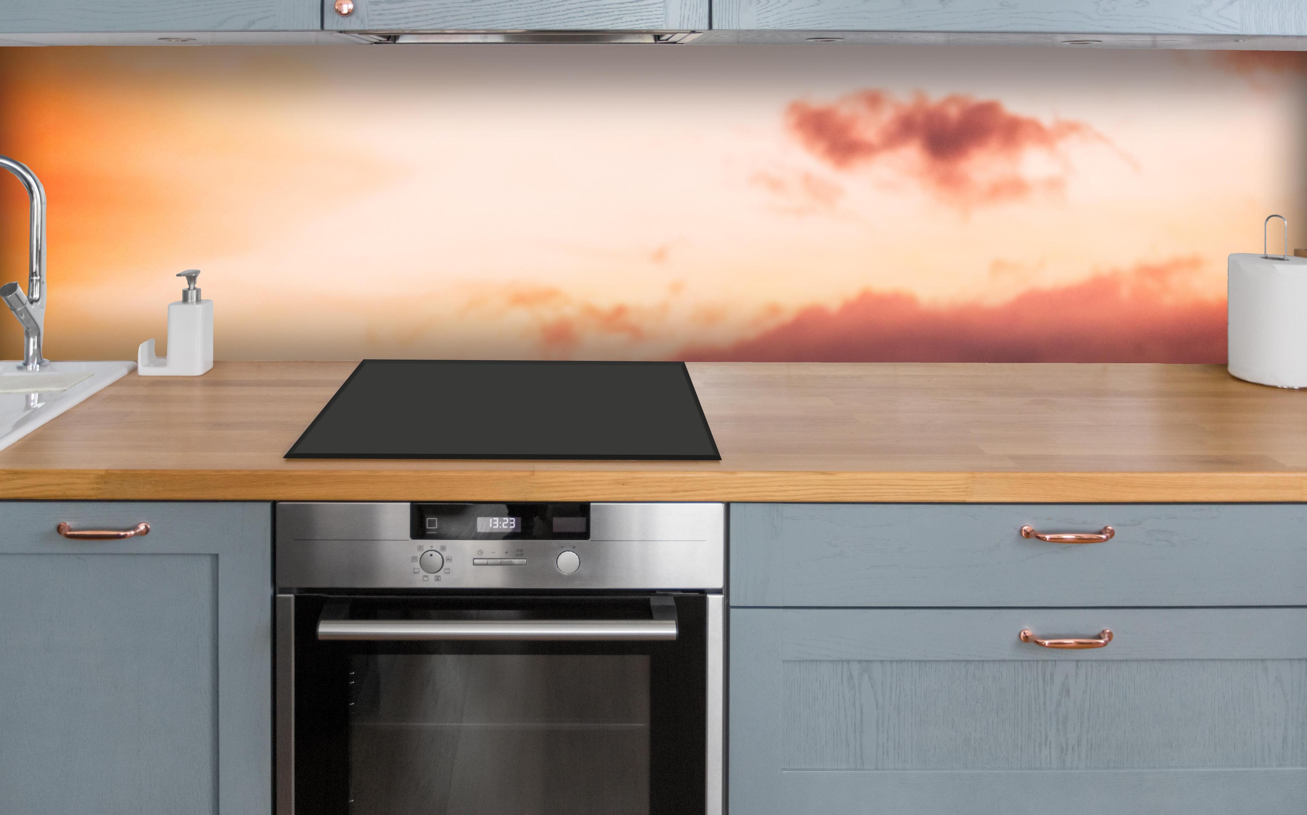 Küche - Rennradfahrer über polierter Holzarbeitsplatte mit Cerankochfeld