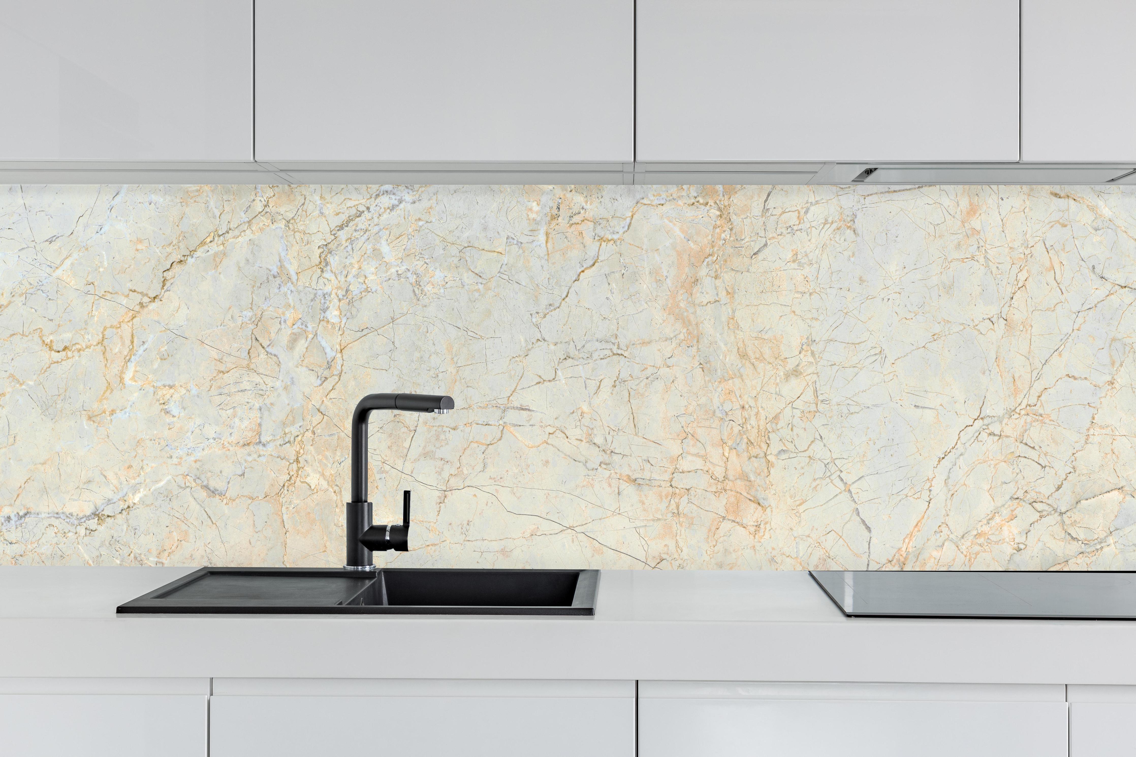 Küche - Rissige Marmorwand hinter weißen Hochglanz-Küchenregalen und schwarzem Wasserhahn