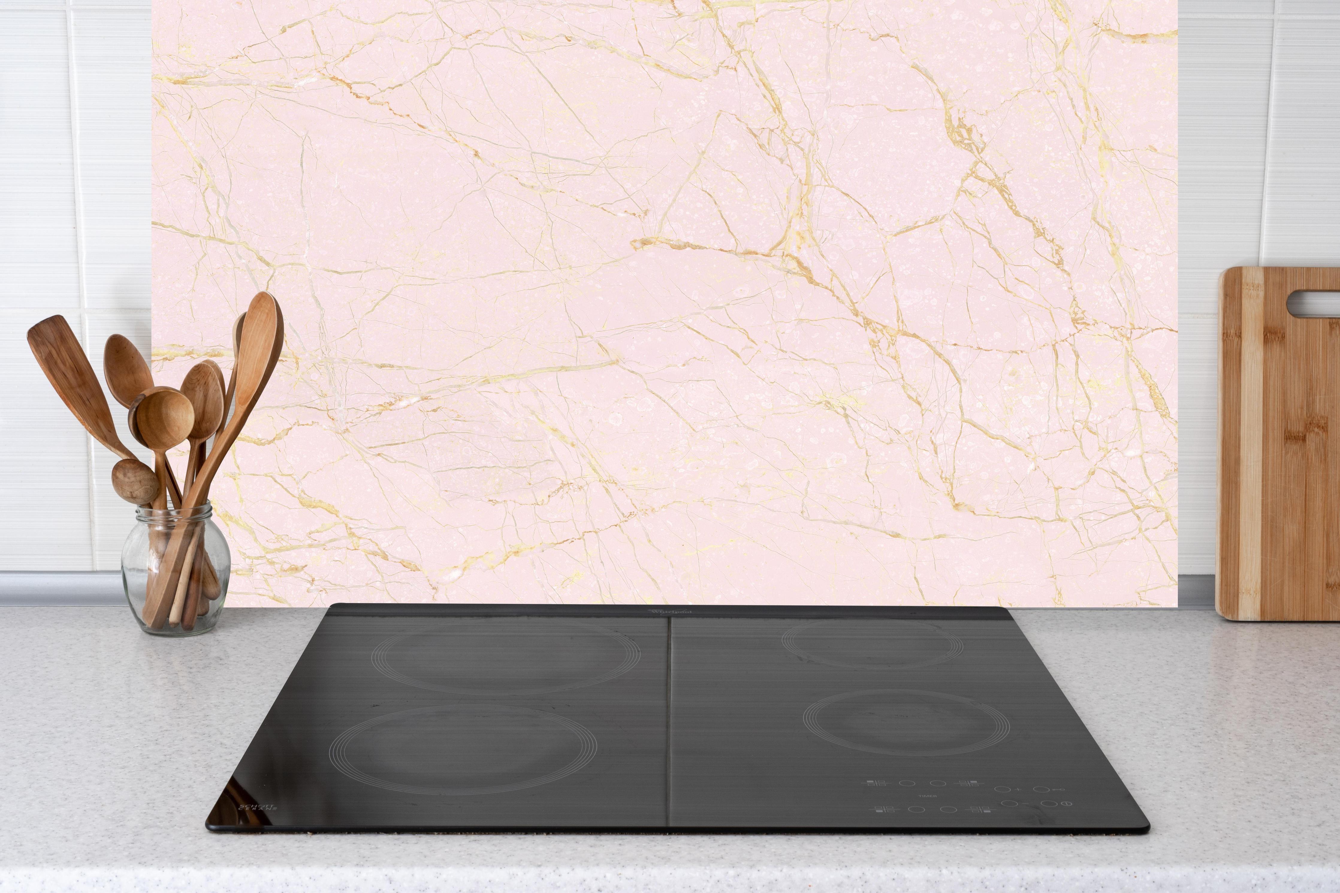 Küche - Rosa-Gold Marmor hinter Cerankochfeld und Holz-Kochutensilien