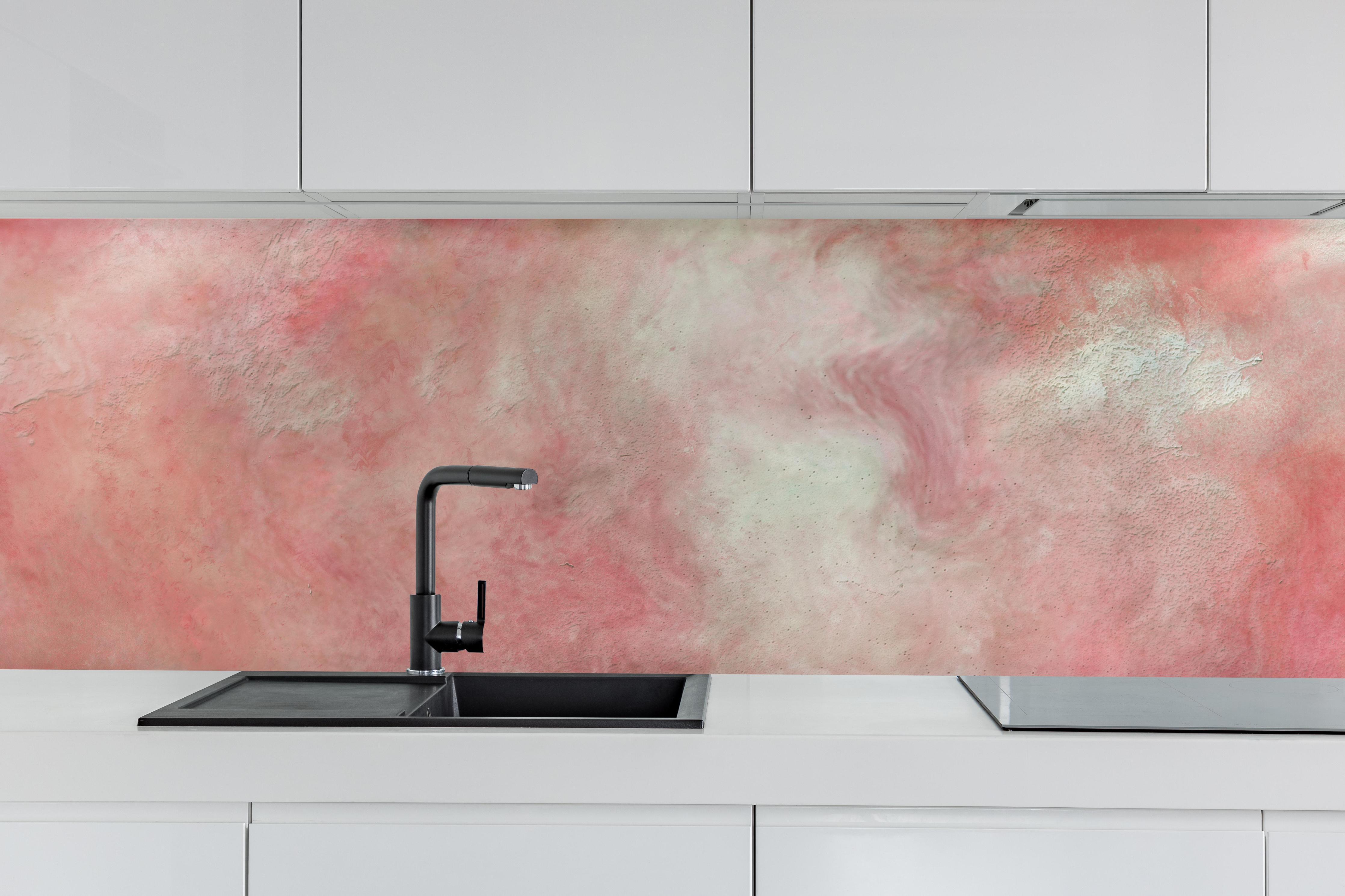 Küche - Rosa Marble Textur hinter weißen Hochglanz-Küchenregalen und schwarzem Wasserhahn