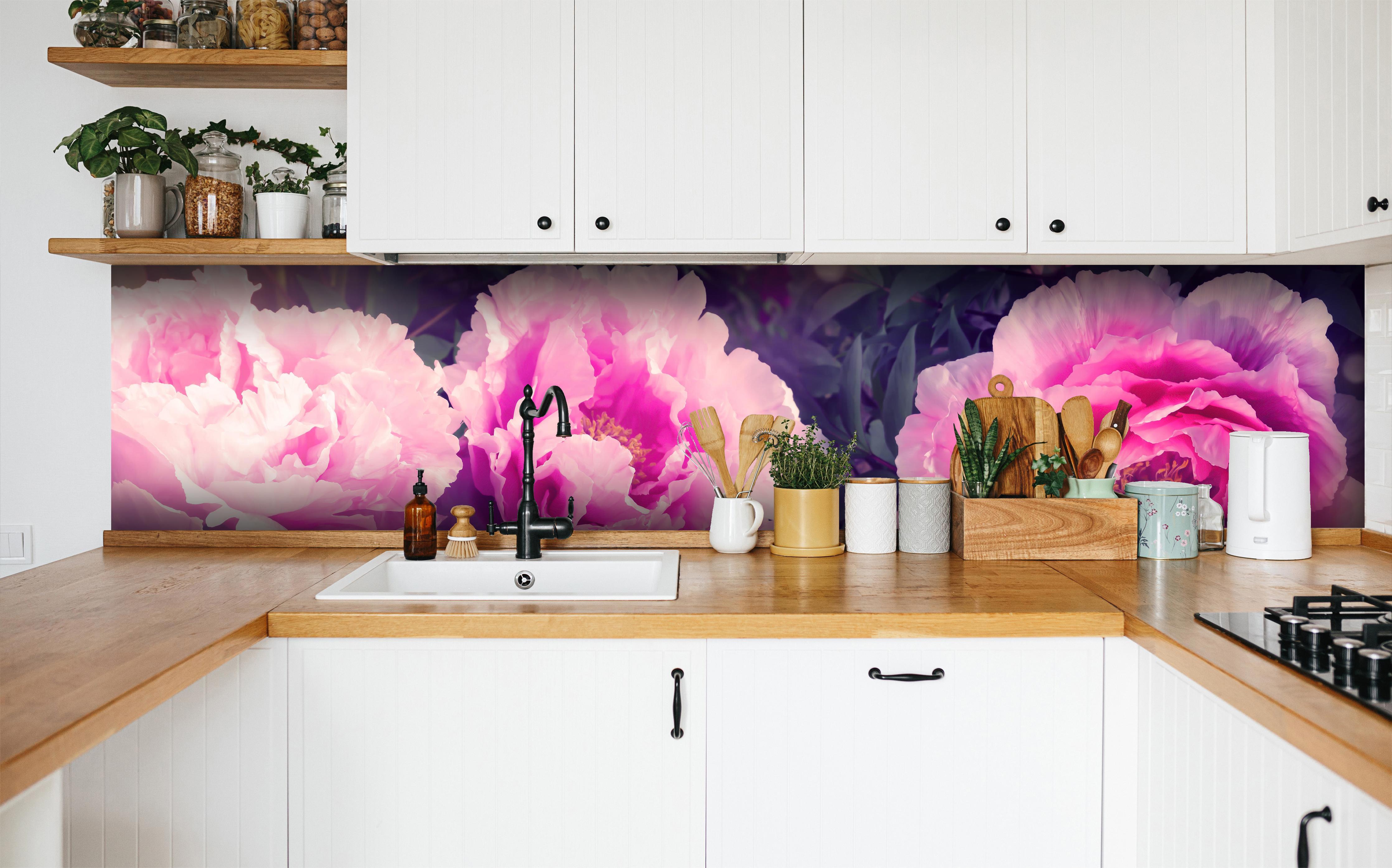 Küche - Rosa-Weiße Pfingstrosen in weißer Küche hinter Gewürzen und Kochlöffeln aus Holz