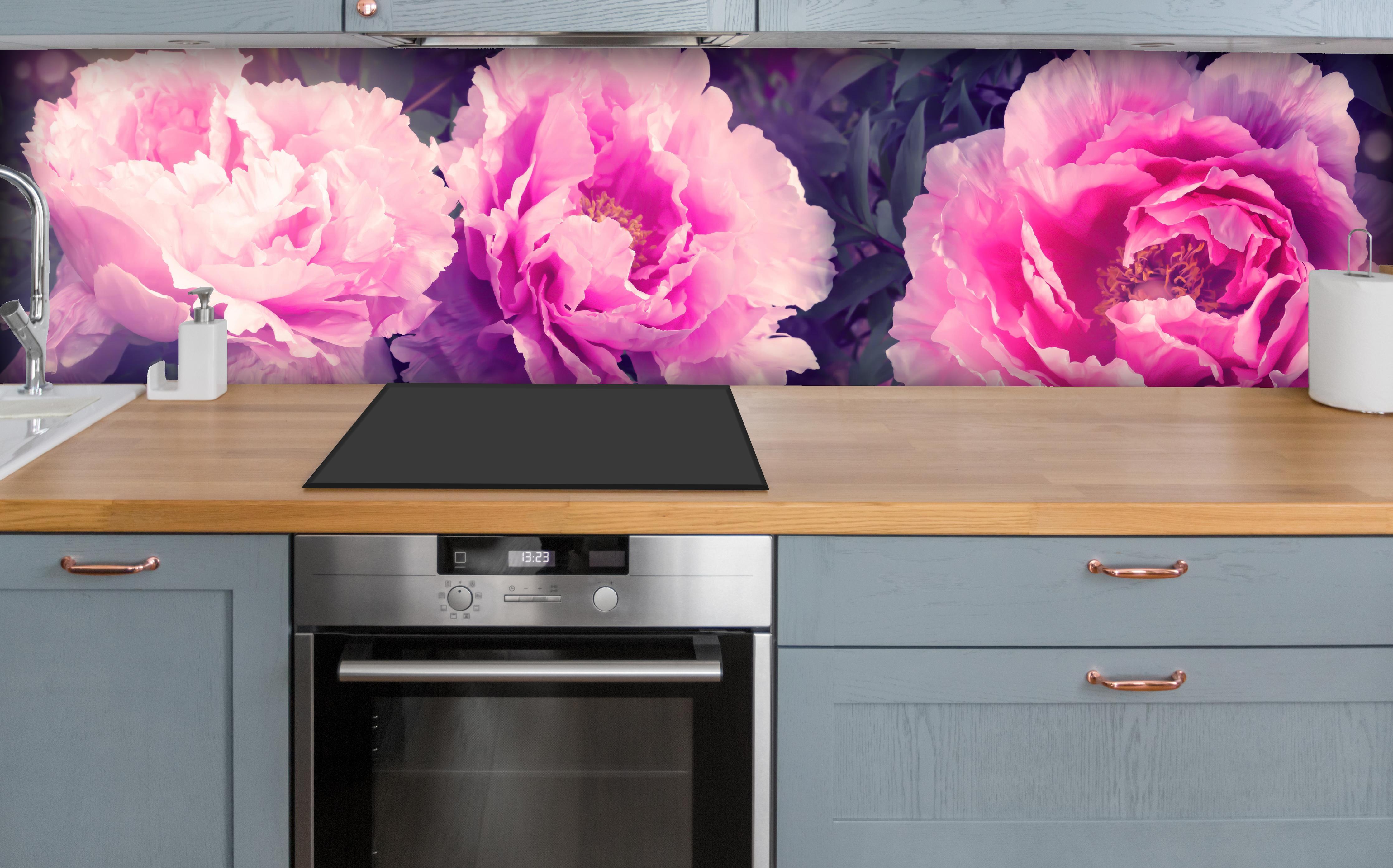 Küche - Rosa-Weiße Pfingstrosen über polierter Holzarbeitsplatte mit Cerankochfeld