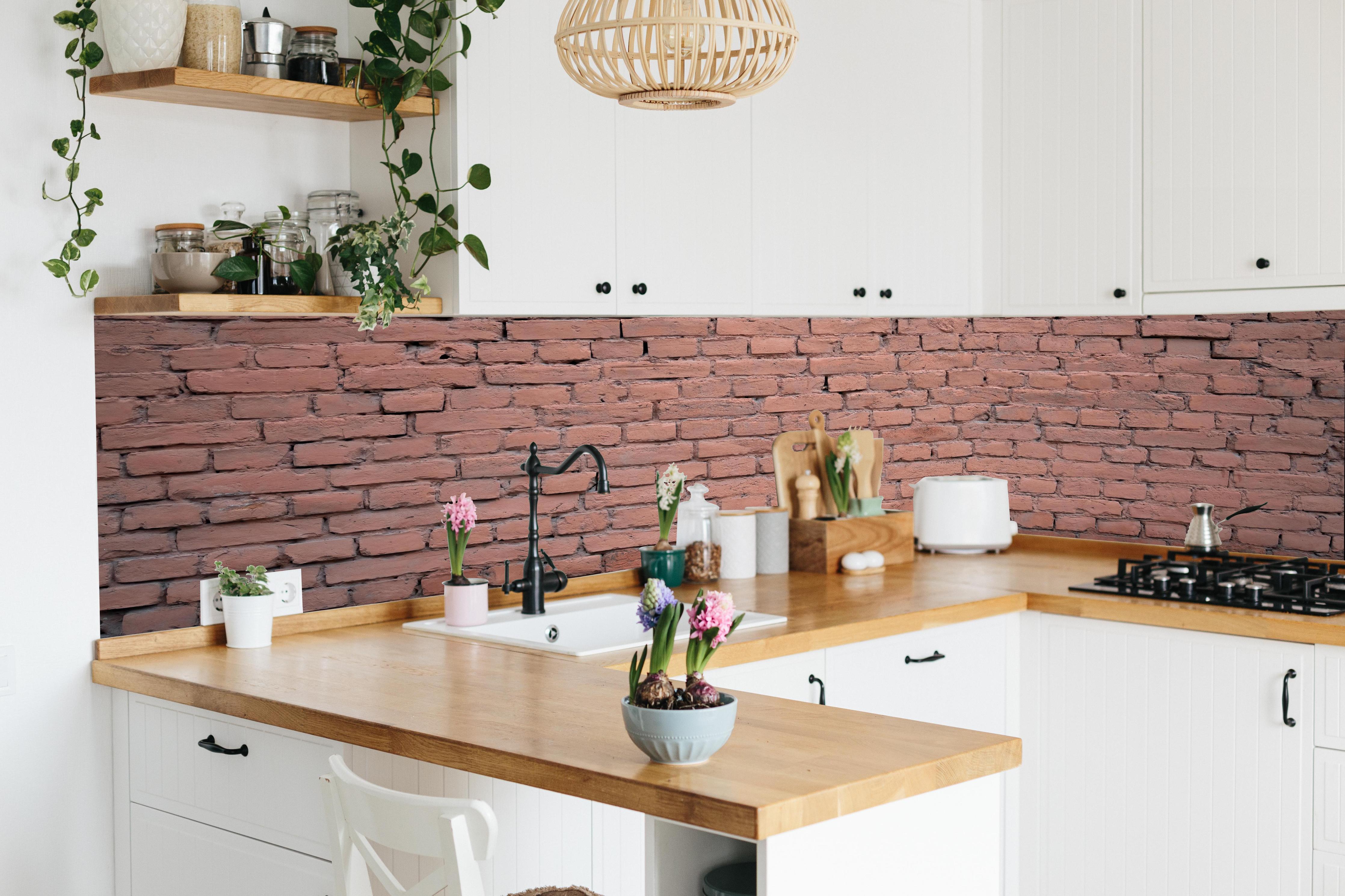 Küche - Rosafarbige Ziegelwandoberfläche in lebendiger Küche mit bunten Blumen